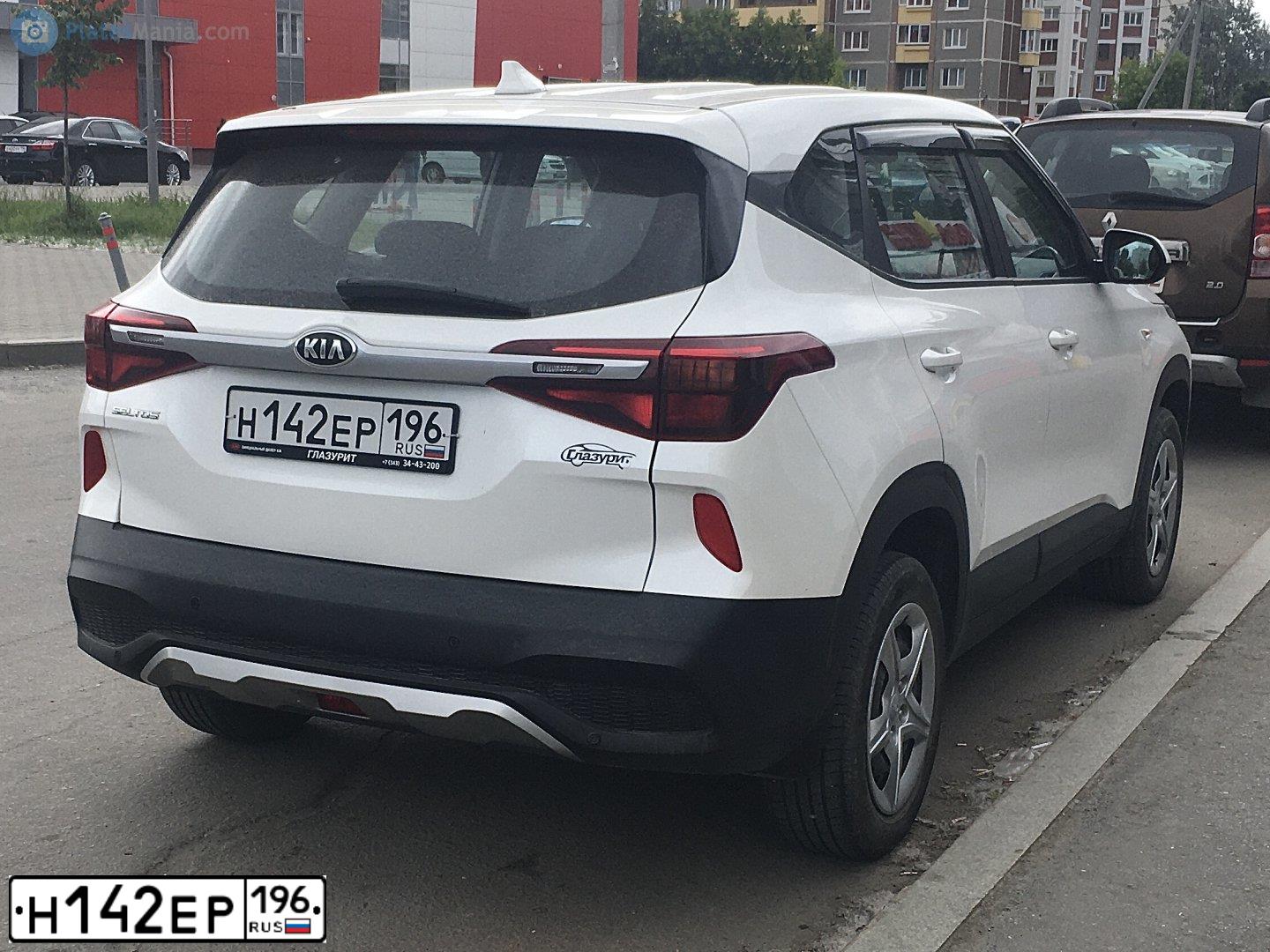 Фото автомобиля KIA SELTOS, 2020 — госномер Н142ЕР196. Цвет: Белый