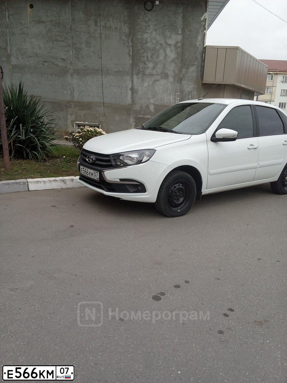 Фото автомобиля LADA 2190 GRANTA, 2020 — госномер Е566КМ07. Цвет: Белый