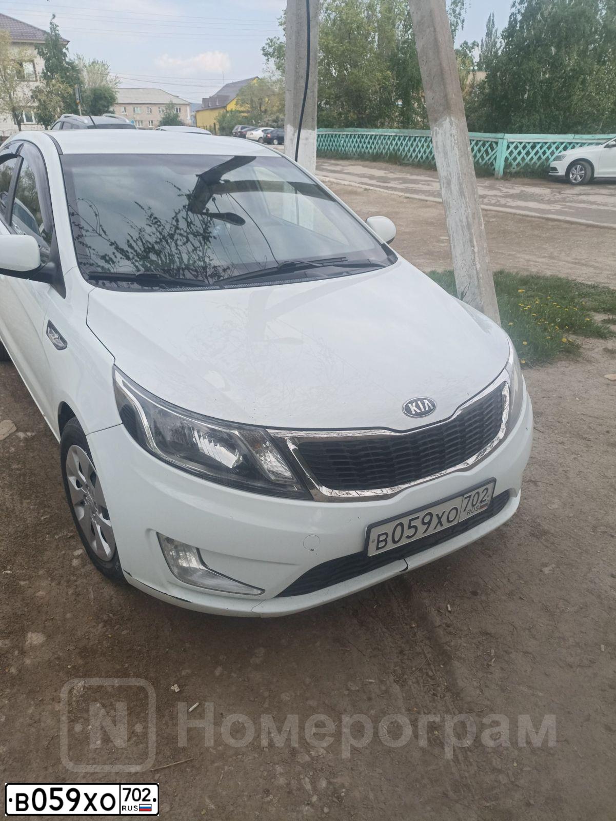 Фото автомобиля KIA RIO, 2015 — госномер В059ХО702. Цвет: Белый