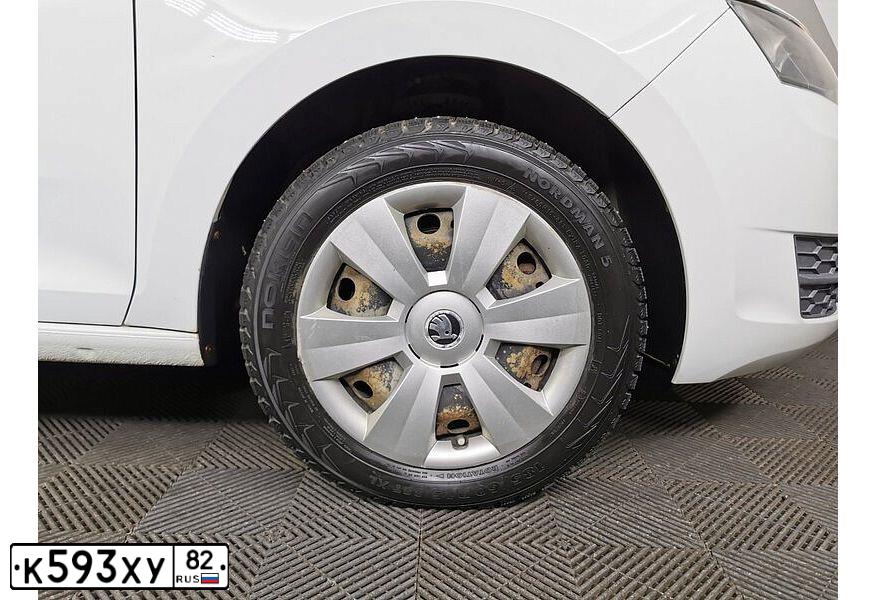 Фото автомобиля ШКОДА RAPID, 2016 — госномер Х724УВ72. Цвет: БЕЛЫЙ