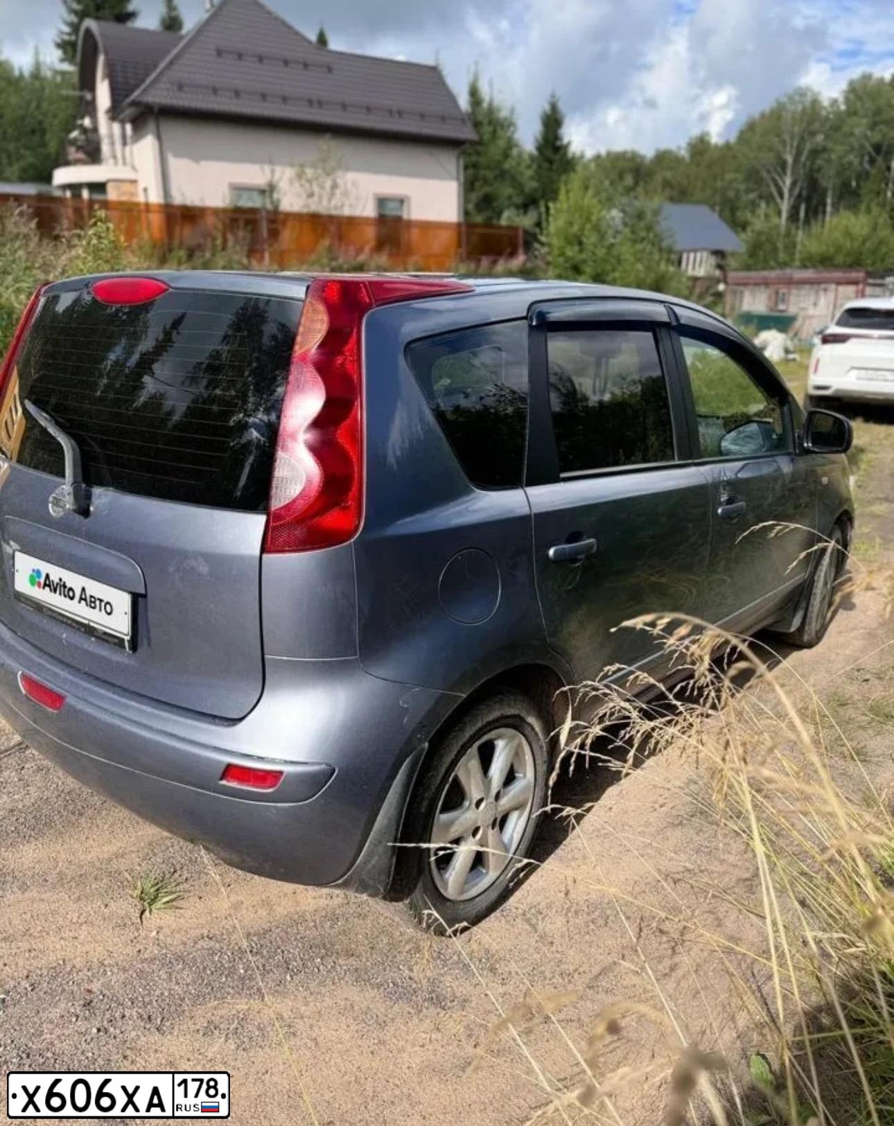 Фото автомобиля NISSAN NOTE, 2007 — госномер Х606ХА178. Цвет: СЕРЫЙ