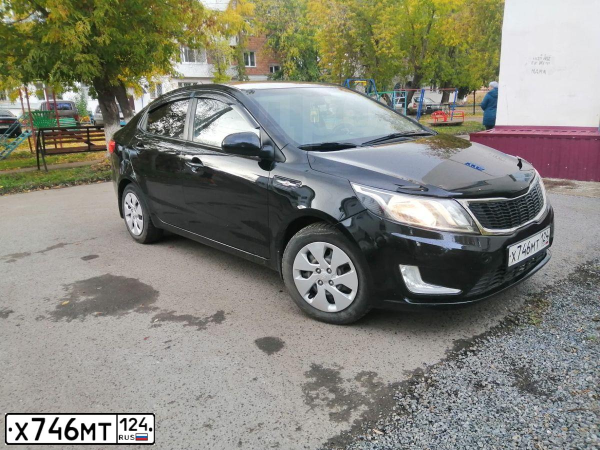 Фото автомобиля KIA RIO, 2014 — госномер Х746МТ124. Цвет: ЧЕРНЫЙ