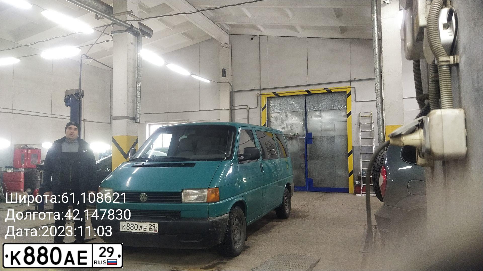 Фото автомобиля VOLKSWAGEN TRANSPORTER, 2001 — госномер К880АЕ29. Цвет: ЗЕЛЕНЫЙ