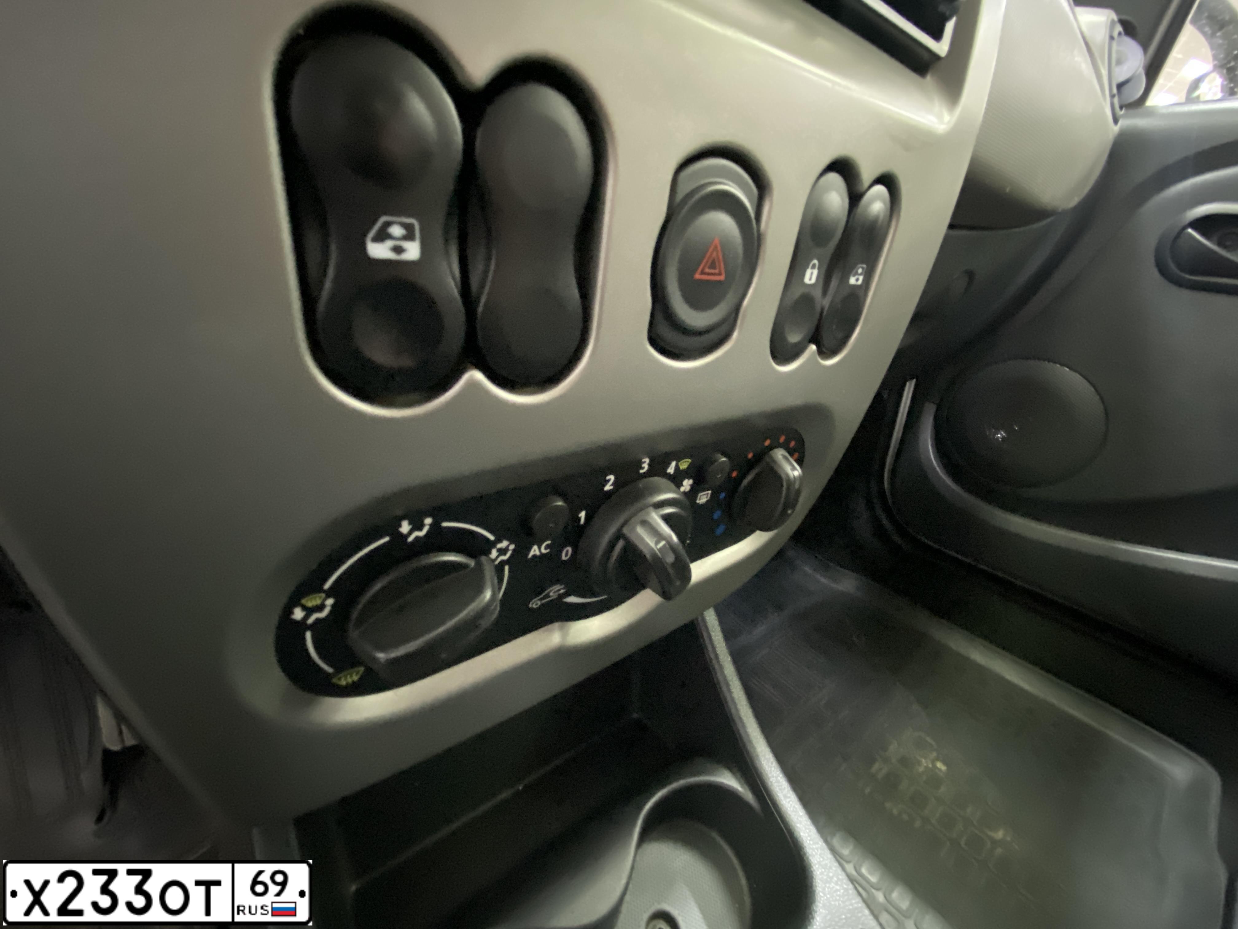 Фото автомобиля RENAULT LOGAN, 2012 — госномер Т795ТН69. Цвет: СВЕТЛО-СЕРЫЙ