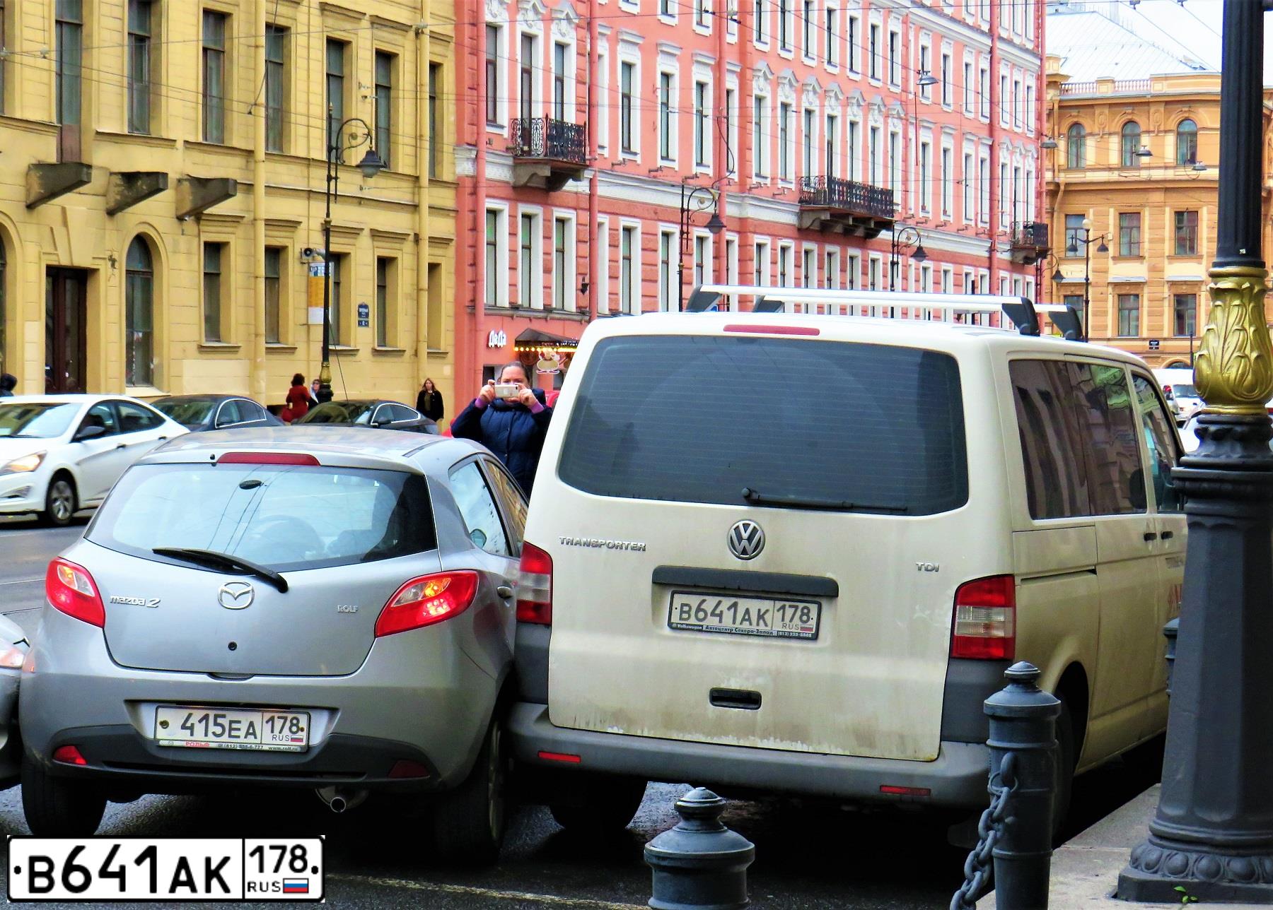 Фото автомобиля VOLKSWAGEN TRANSPORTER, 2010 — госномер В641АК178. Цвет: БЕЛЫЙ