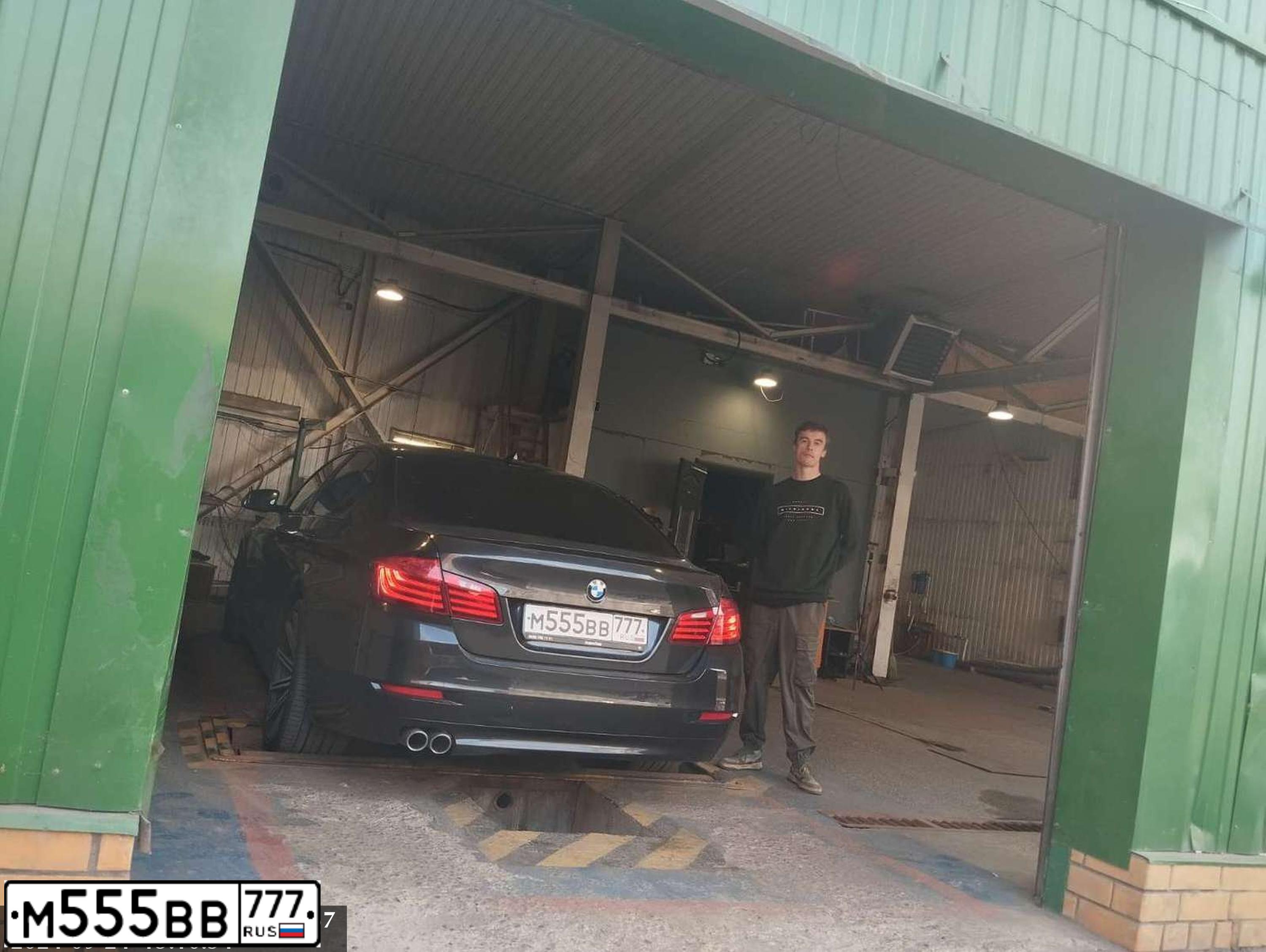 Фото автомобиля BMW SERIE 5, 2013 — госномер М555ВВ777. Цвет: СЕРЫЙ ТЕМНЫЙ