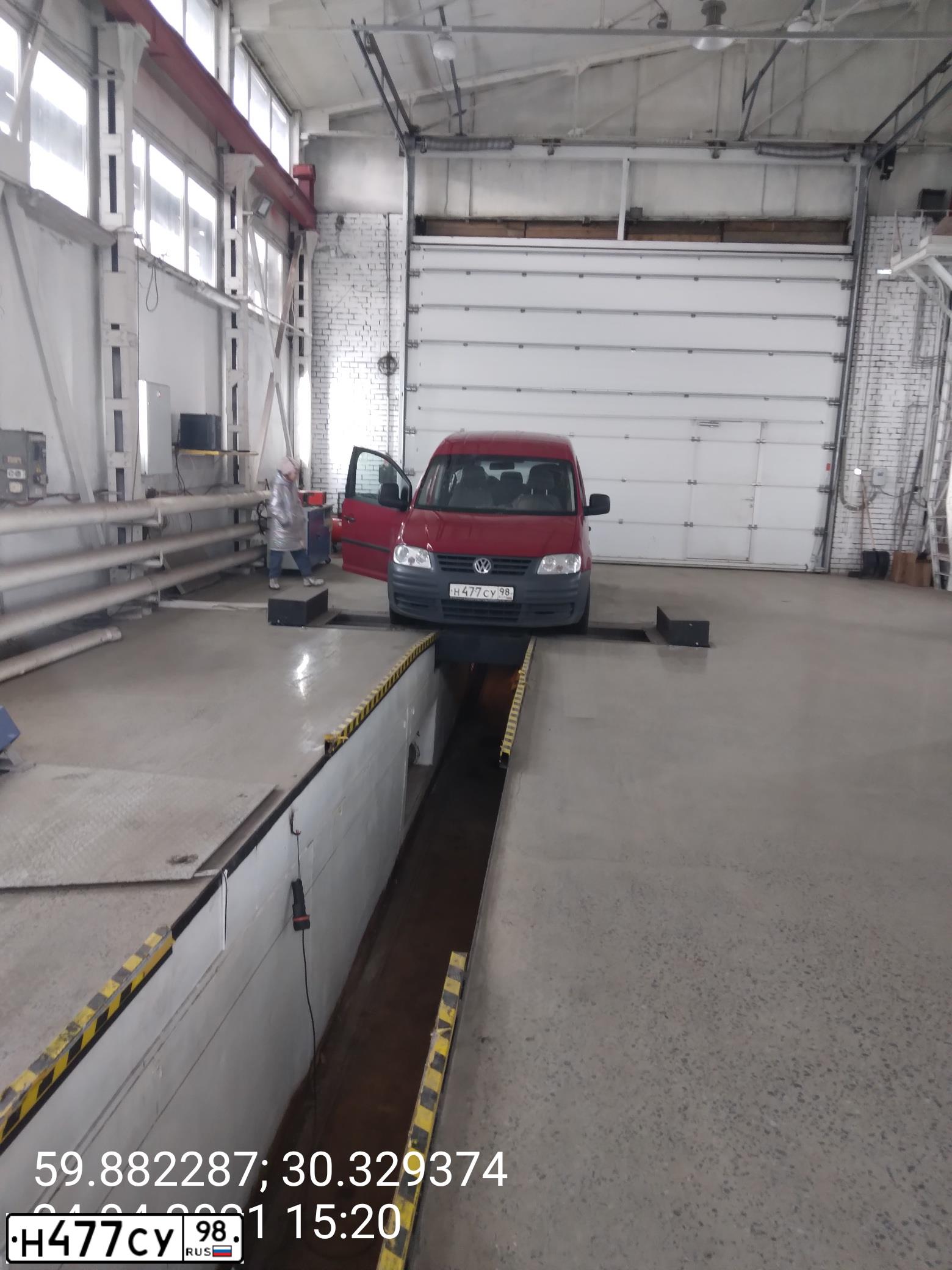 Фото автомобиля VOLKSWAGEN CADDY, 2007 — госномер Н477СУ98. Цвет: КРАСНЫЙ