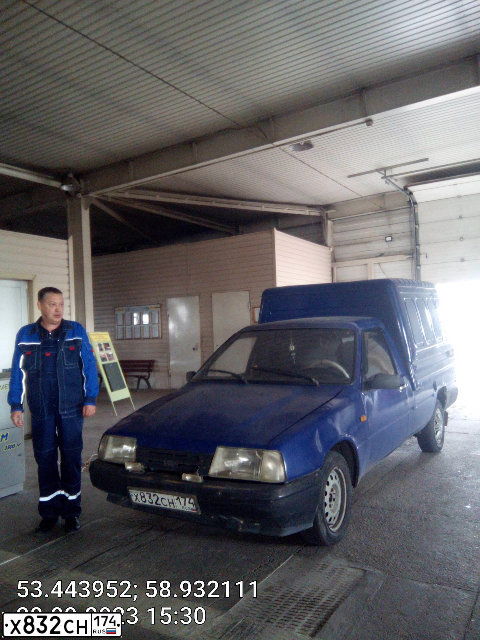 Фото автомобиля IZH 2717, 2004 — госномер Х832СН174. Цвет: Темно-синий