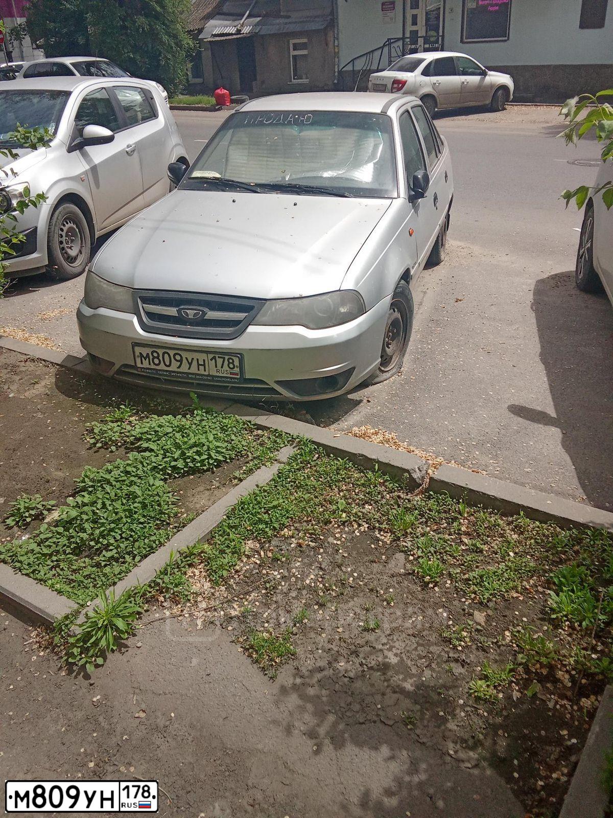 Фото автомобиля DAEWOO NEXIA, 2012 — госномер М809УН178. Цвет: Серебристый