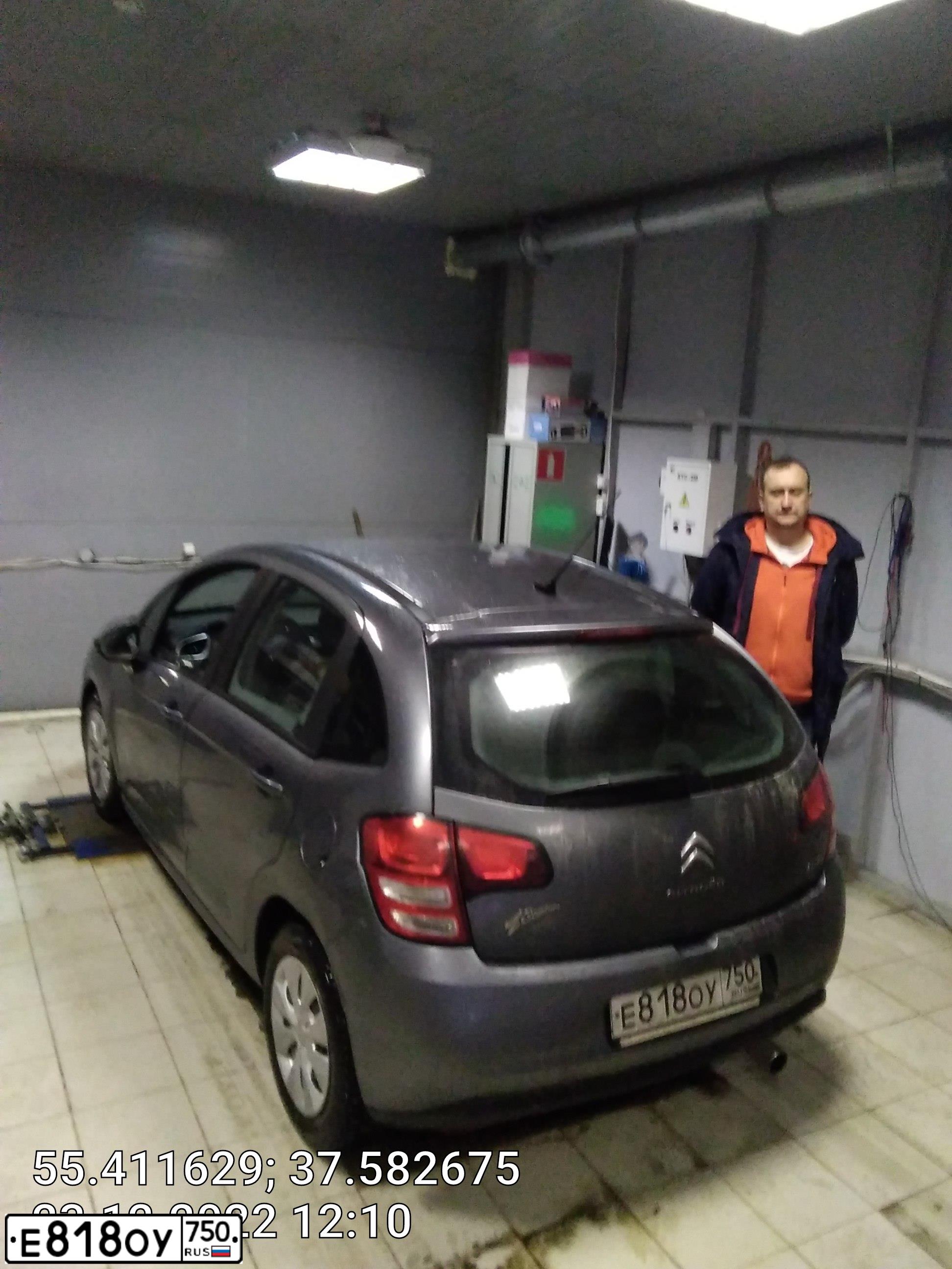 Фото автомобиля KIA RIO, 2017 — госномер Е818ОУ750. Цвет: БЕЛЫЙ
