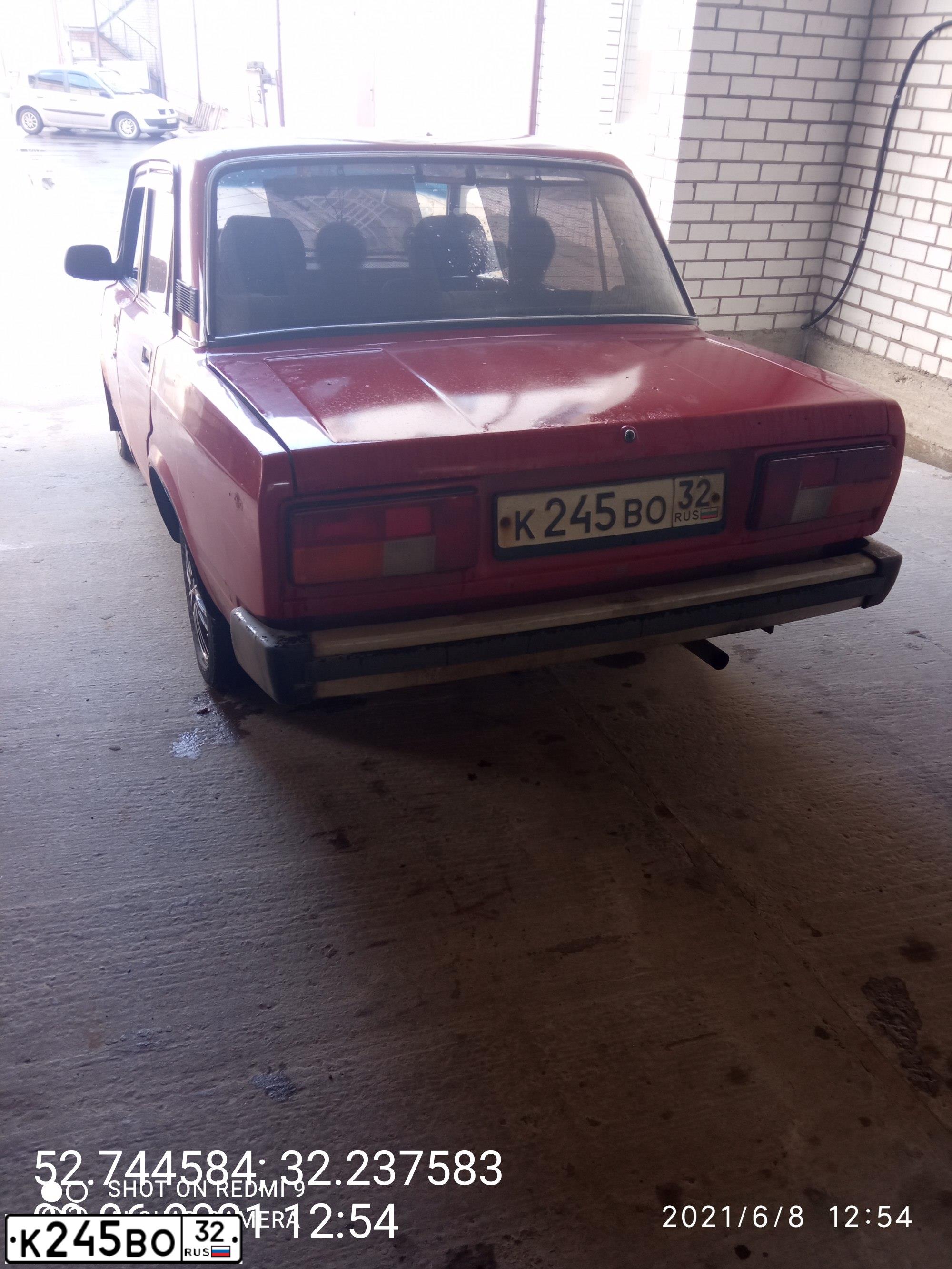 Фото автомобиля LADA 2105, 1997 — госномер О567СК32. Цвет: Красный