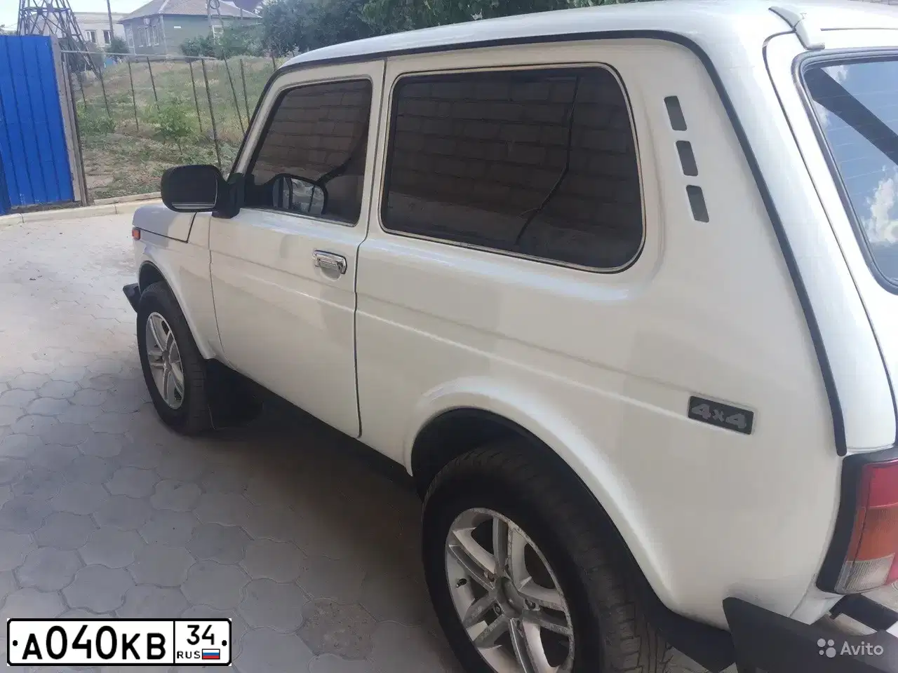 Фото автомобиля LADA 2121 NIVA, 2008 — госномер А040КВ34. Цвет: ЯРКО БЕЛЫЙ
