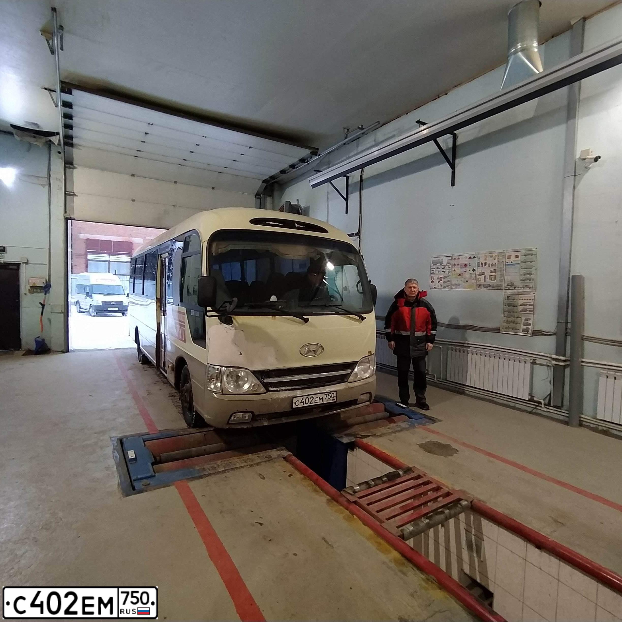 Фото автомобиля HYUNDAI COUNTY, 2013 — госномер С402ЕМ750. Цвет: БЕЖЕВЫЙ