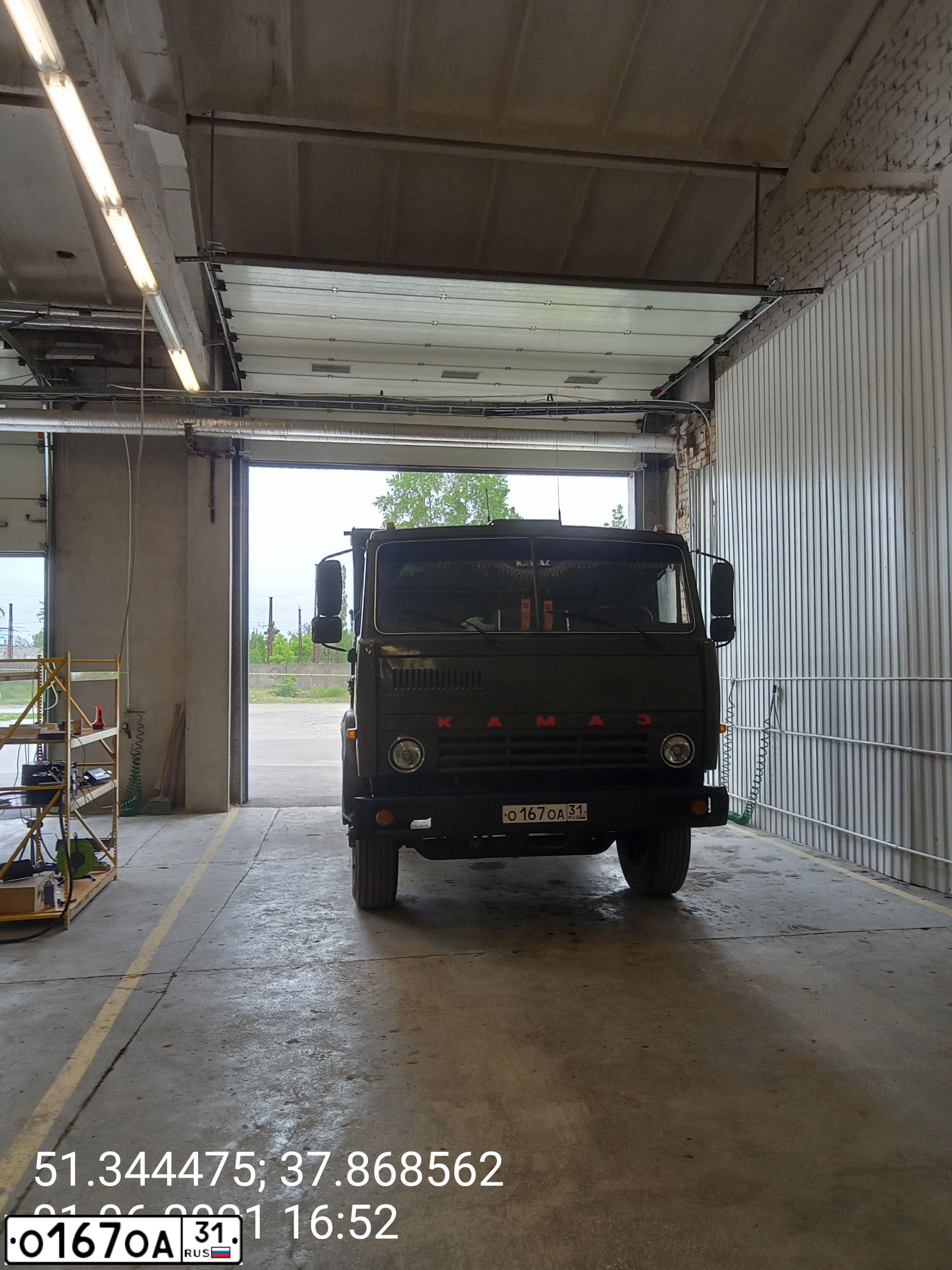 Фото автомобиля KAMAZ 55111 /6X4/, 1982 — госномер О167ОА31. Цвет: ХАКИ
