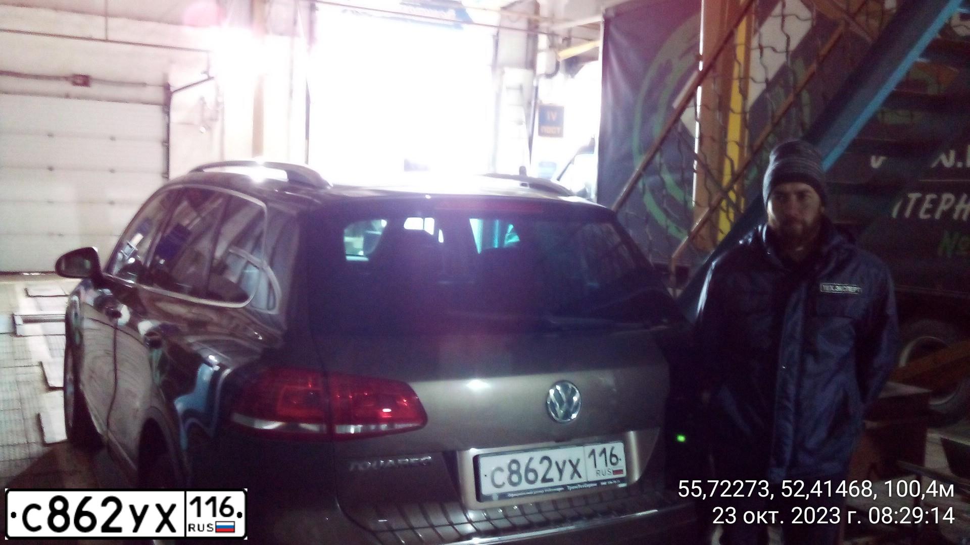 Фото автомобиля VOLKSWAGEN TOUAREG, 2013 — госномер Е303ТА716. Цвет: Коричневый