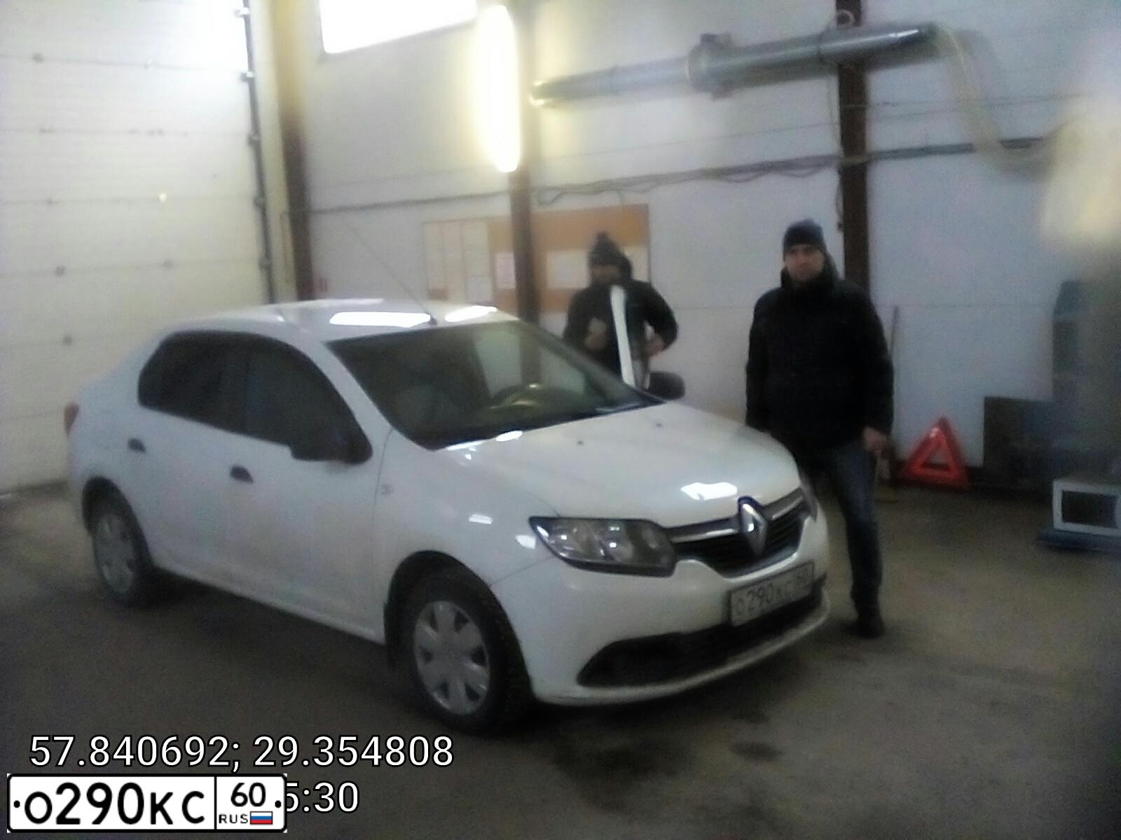 Фото автомобиля RENAULT LOGAN, 2016 — госномер О290КС60. Цвет: Белый