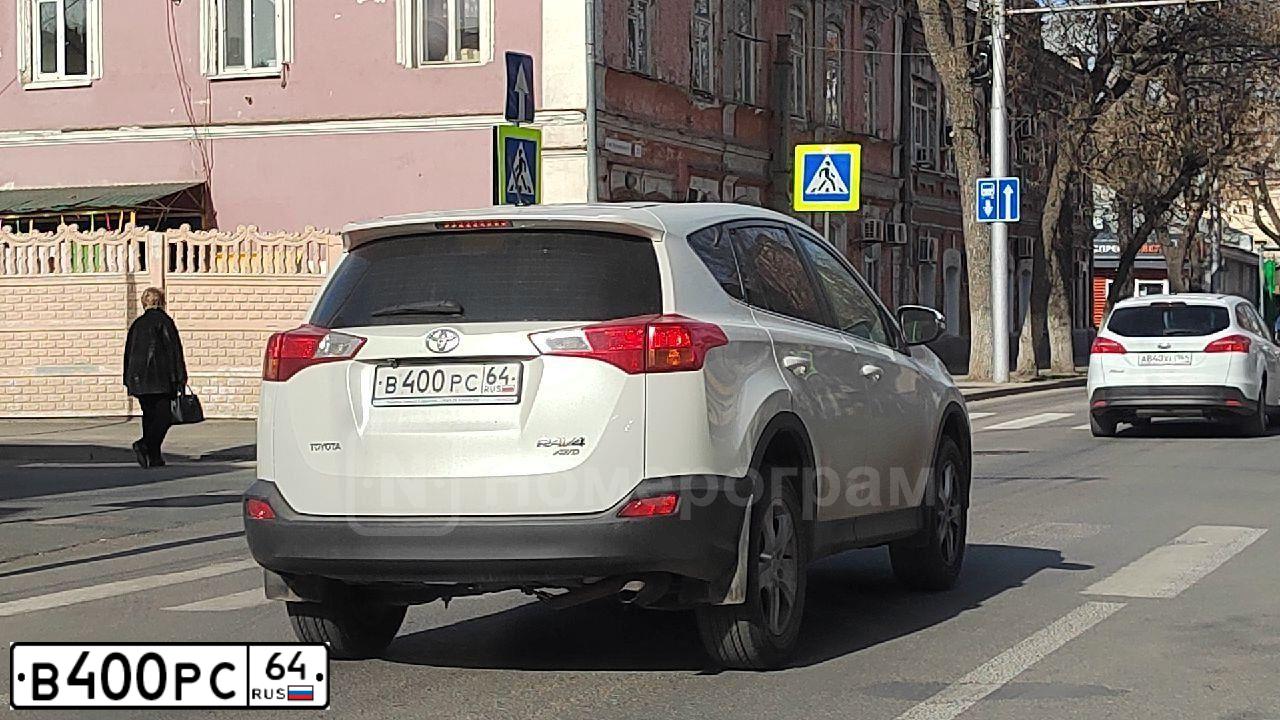 Фото автомобиля TOYOTA RAV4, 2014 — госномер В400РС64. Цвет: Белый