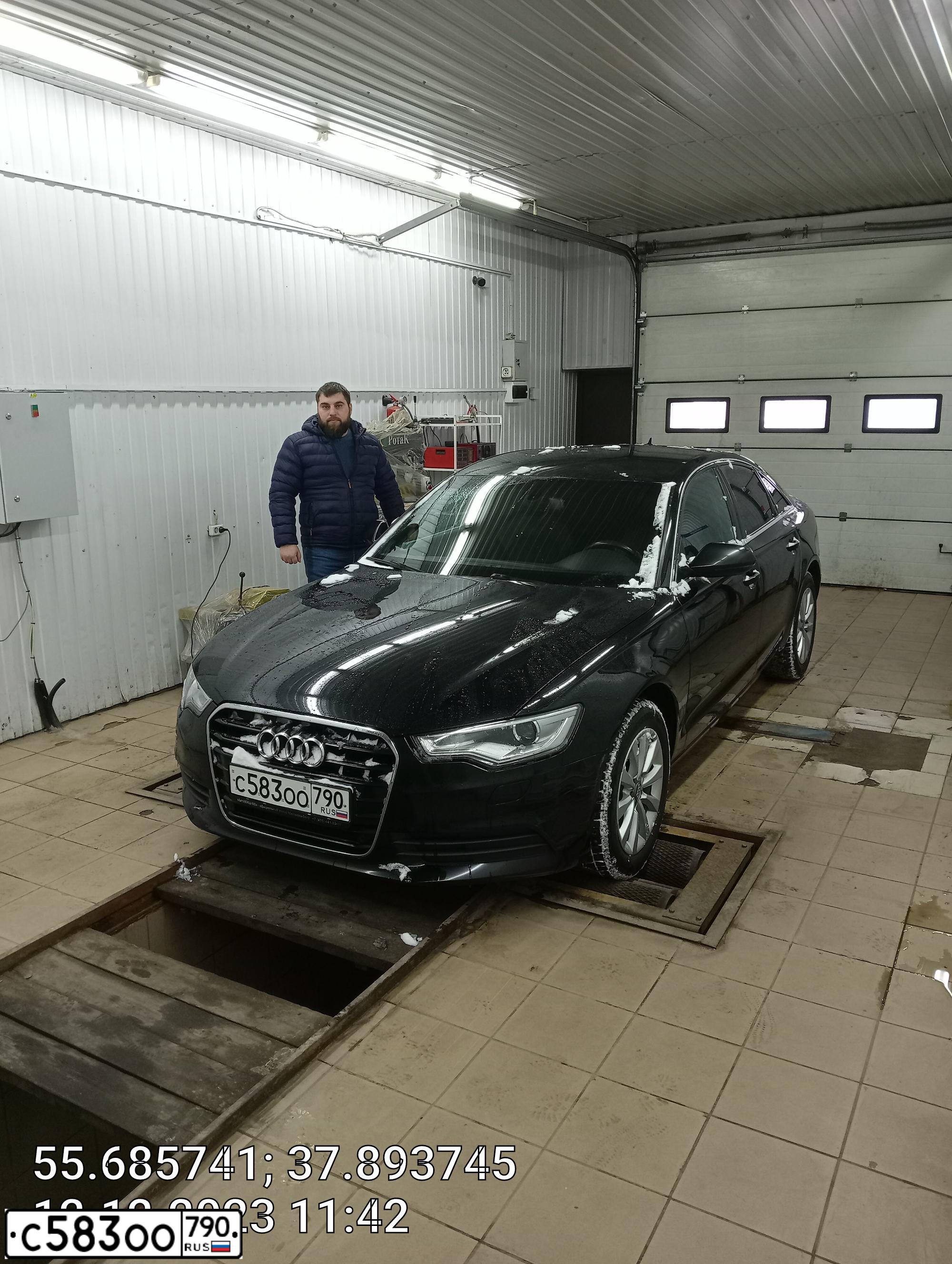 Фото автомобиля AUDI A6, 2012 — госномер У321УО190. Цвет: ЧЕРНЫЙ
