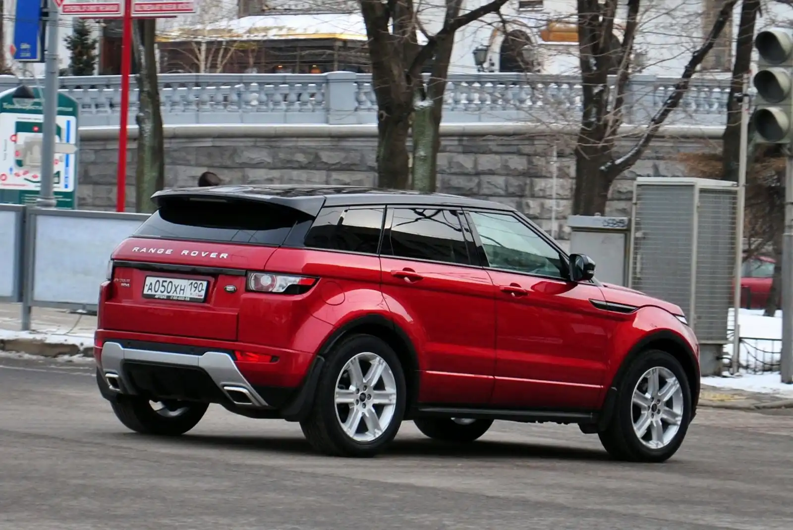Фото автомобиля LANDROVER RANGE ROVER EVOQUE, 2012 — госномер А050ХН190. Цвет: КРАСНЫЙ