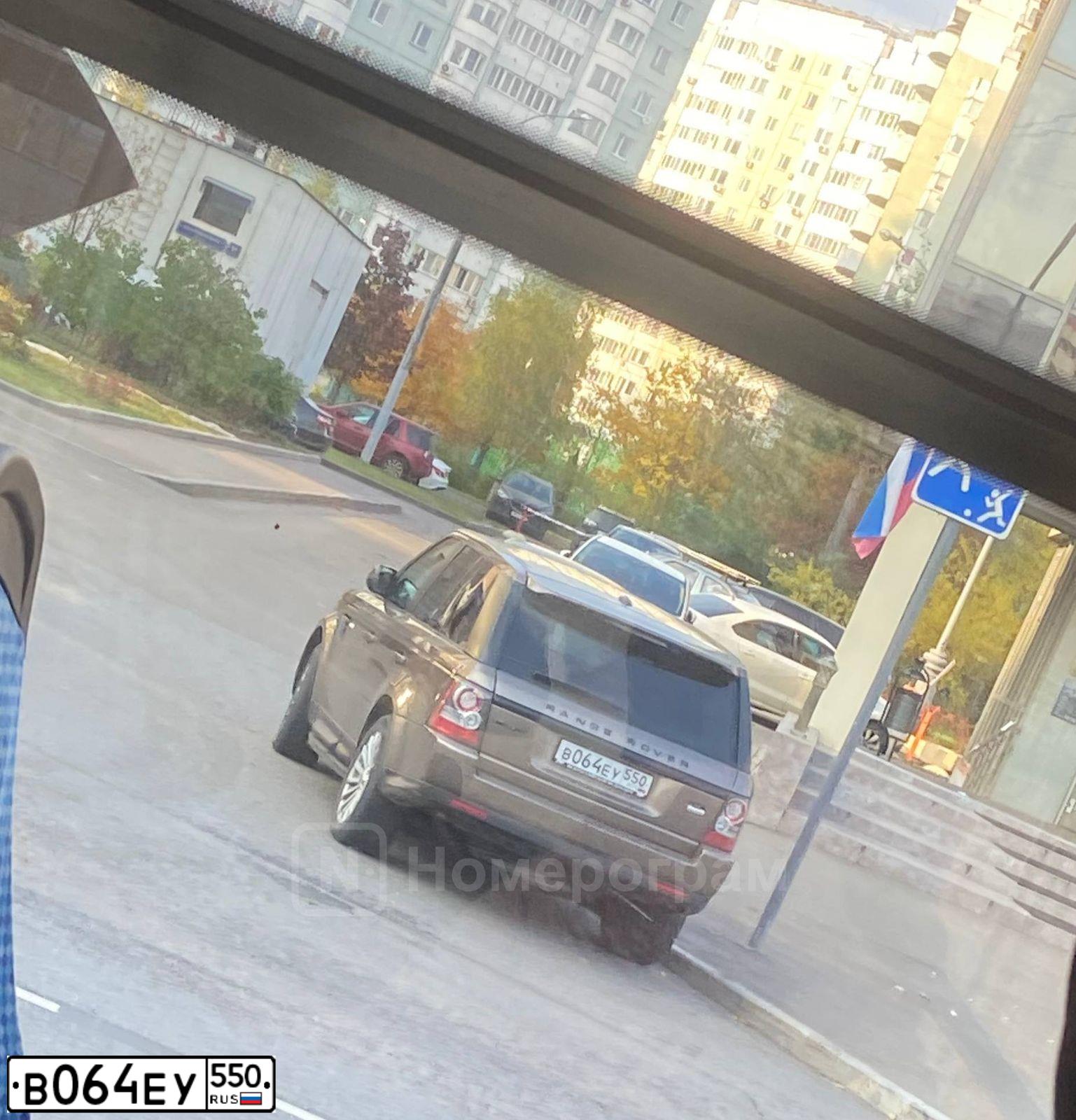 Фото автомобиля LANDROVER RANGE ROVER SPORT, 2012 — госномер М164НВ777. Цвет: Коричневый