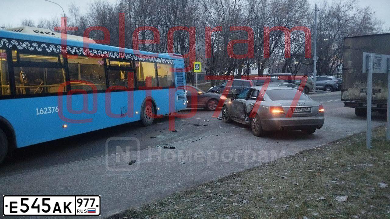 Фото автомобиля AUDI A6, 2006 — госномер Е545АК977. Цвет: СЕРЫЙ