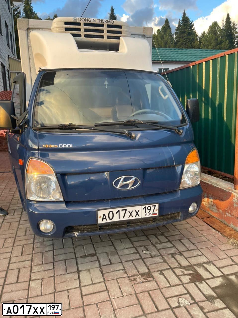 Фото автомобиля HYUNDAI I PORTER, 2012 — госномер А017ХХ197. Цвет: синий