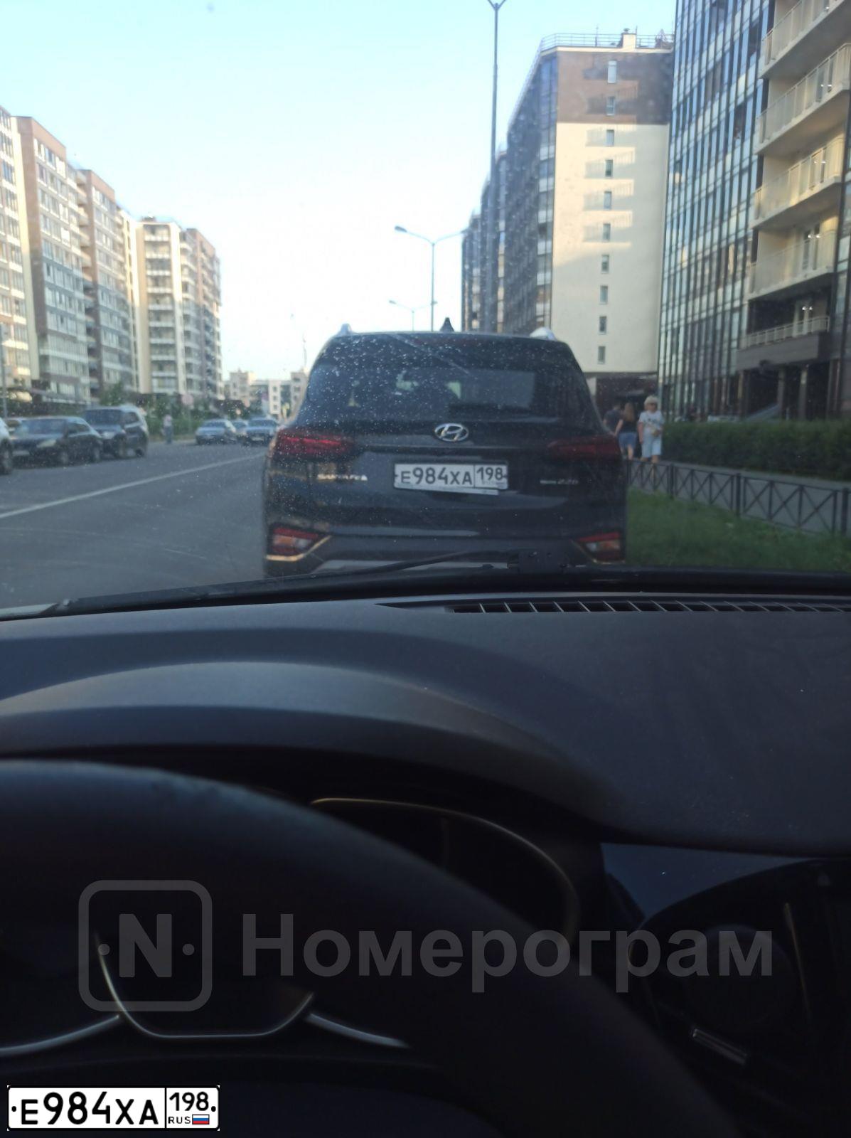 Фото автомобиля HYUNDAI SANTA FE, 2020 — госномер Е984ХА198. Цвет: ЧЕРНЫЙ