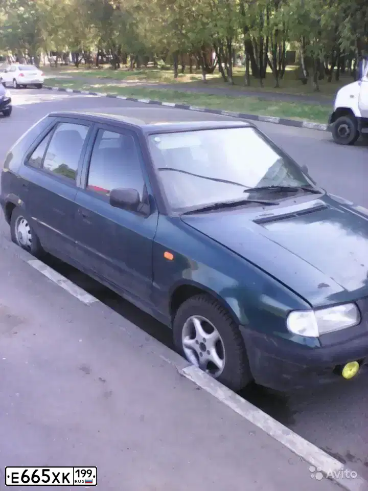 Фото автомобиля SKODA FELICIA, 1998 — госномер Е665ХК199. Цвет: ЗЕЛЕНЫЙ