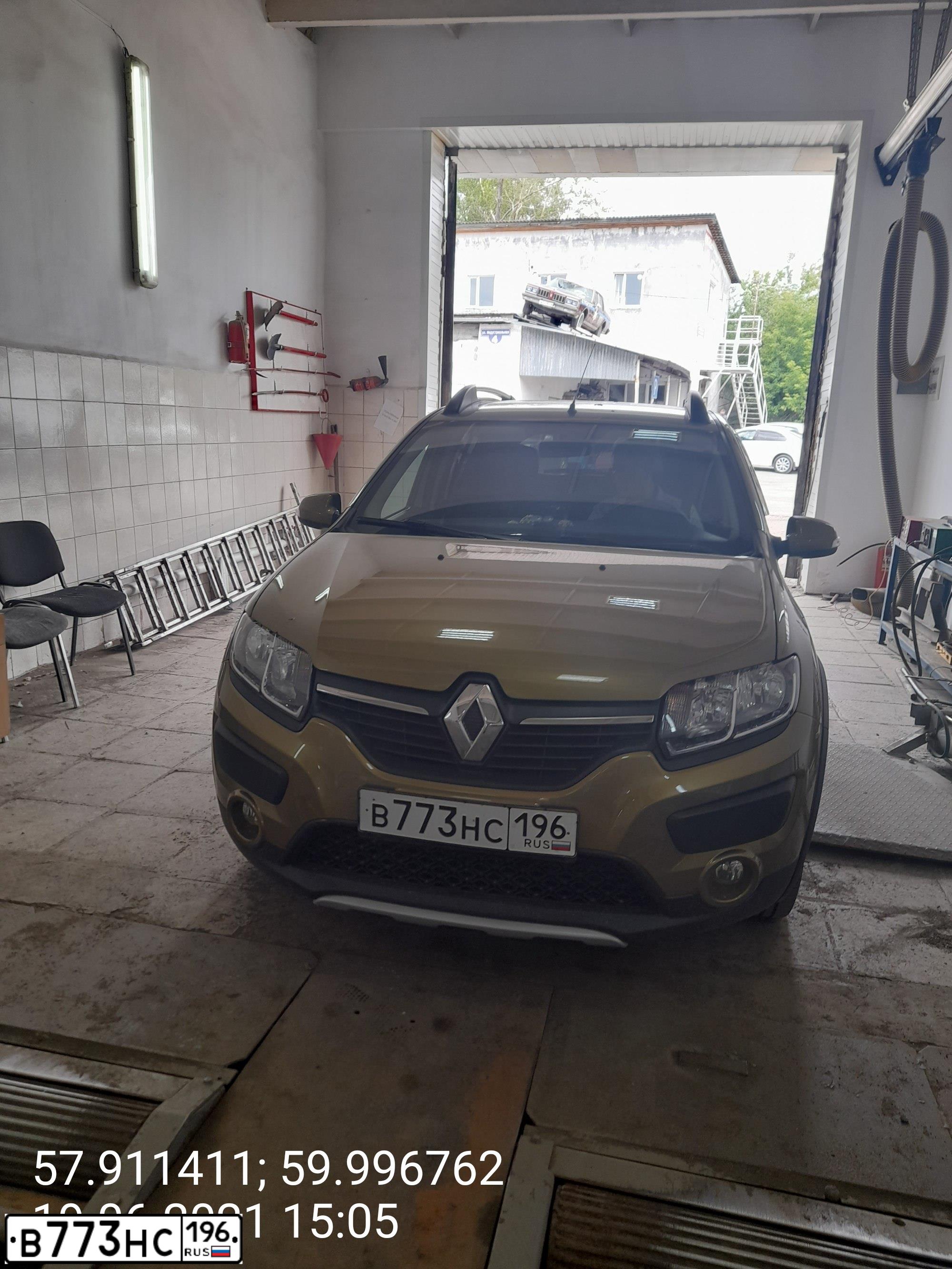Фото автомобиля RENAULT T SANDERO, 2017 — госномер В773НС196. Цвет: ЗОЛОТИСТО-ЗЕЛЕНЫЙ