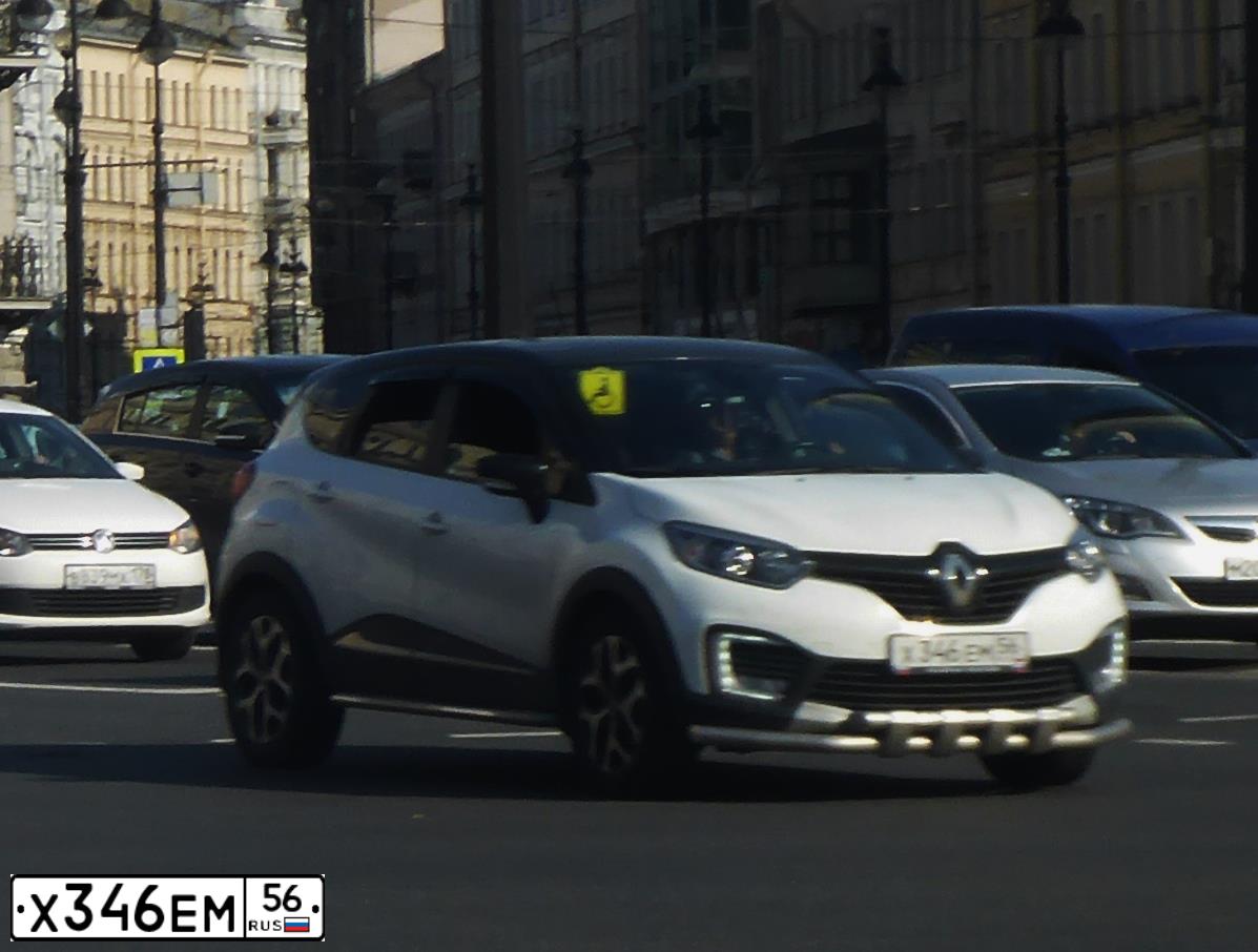 Фото автомобиля RENAULT KAPTUR, 2016 — госномер Е679МР147. Цвет: Белый черный 