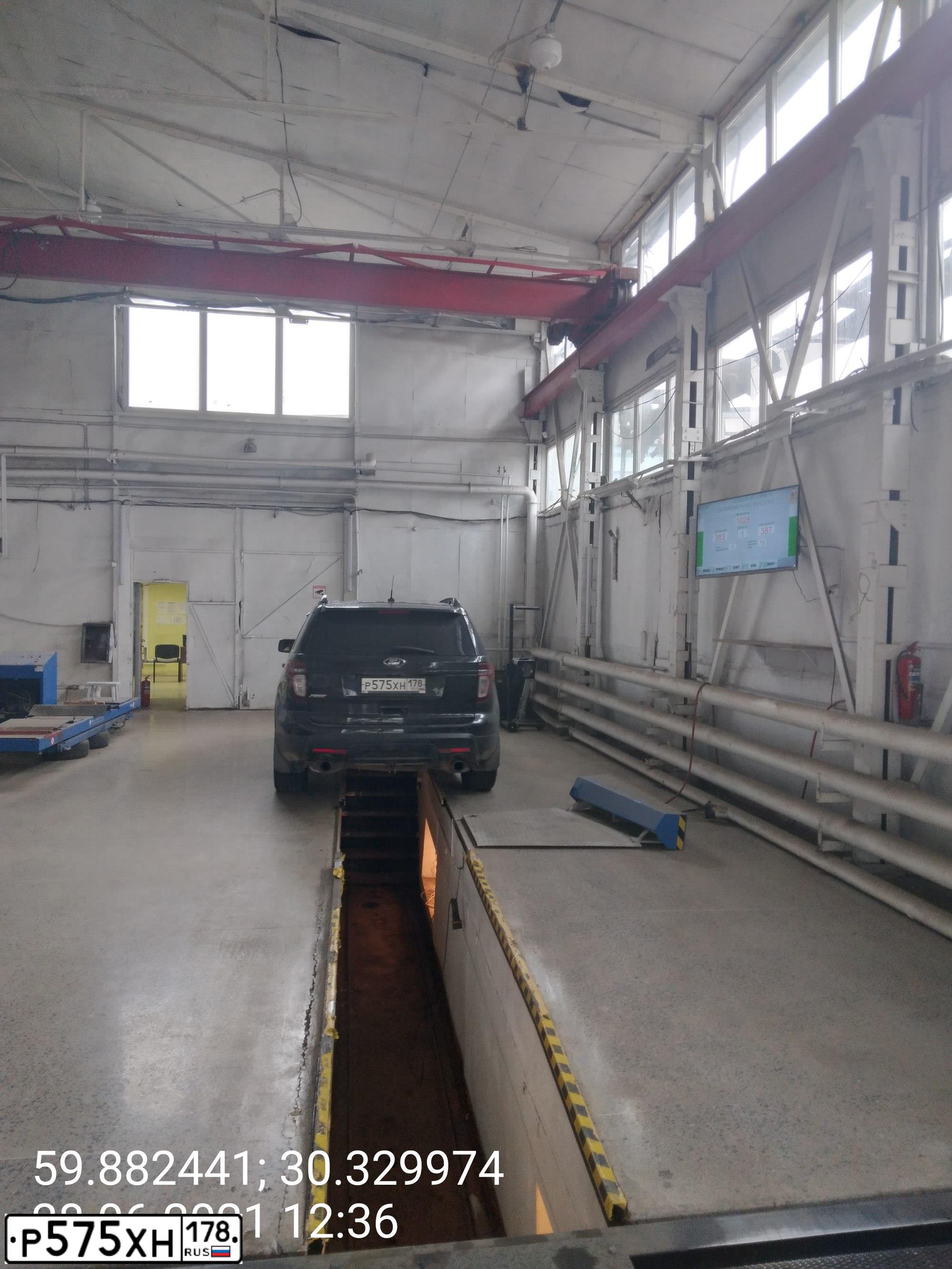 Фото автомобиля FORD EXPLORER, 2014 — госномер Р575ХН178. Цвет: ЧЕРНЫЙ