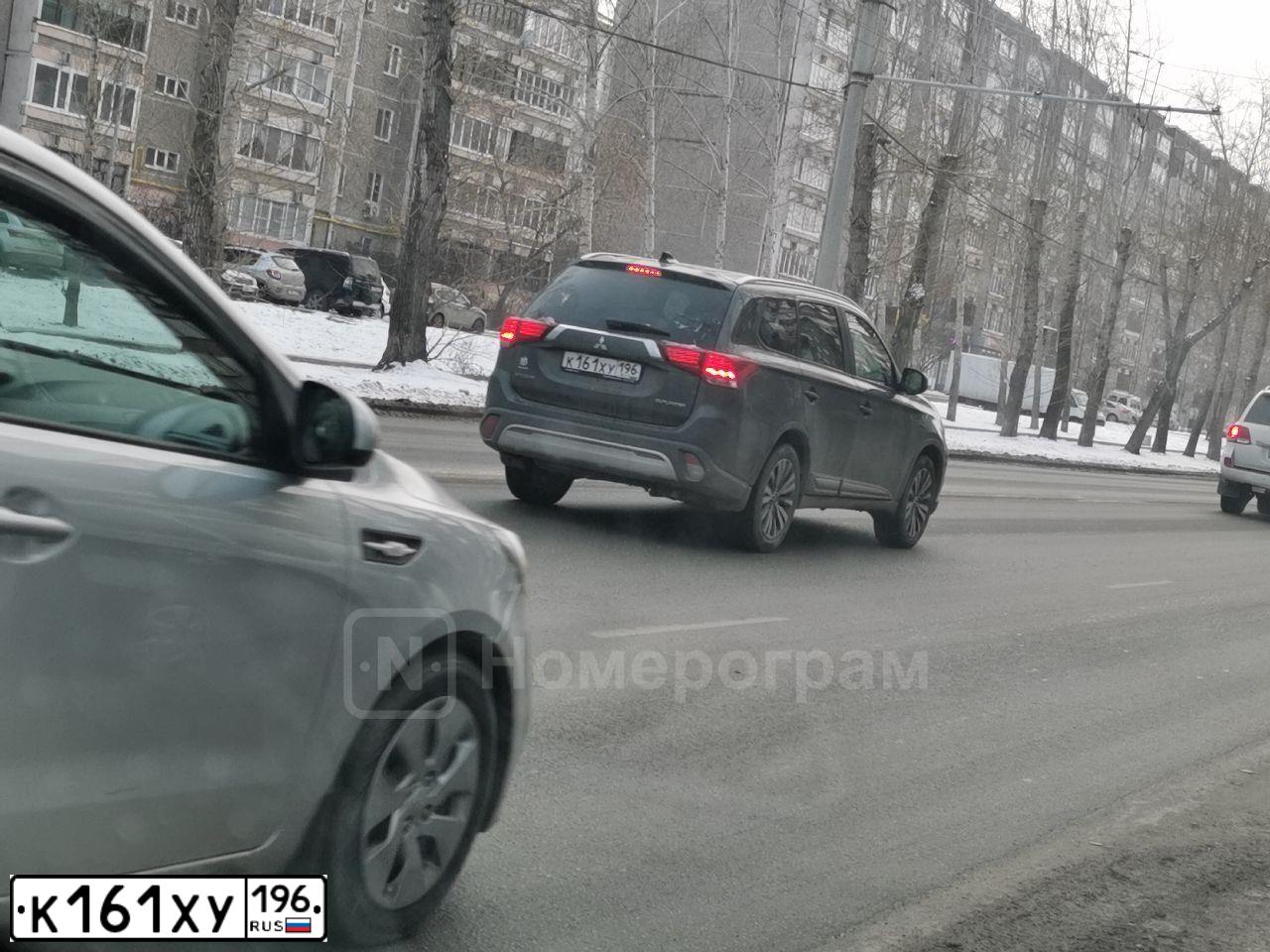Фото автомобиля MITSUBISHI OUTLANDER, 2019 — госномер Н008УК66. Цвет: СЕРЫЙ