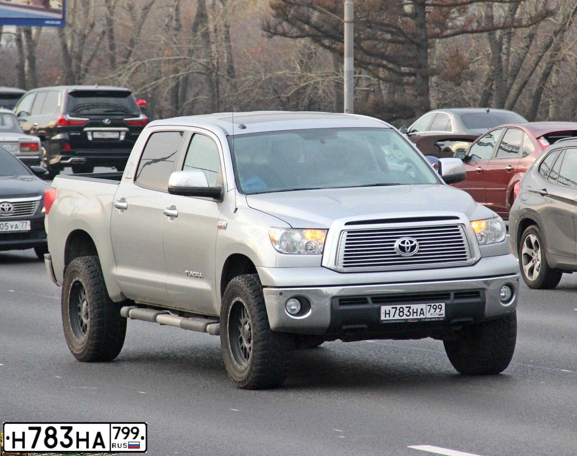 Фото автомобиля TOYOTA TUNDRA, 2011 — госномер К013СК199. Цвет: СЕРЫЙ