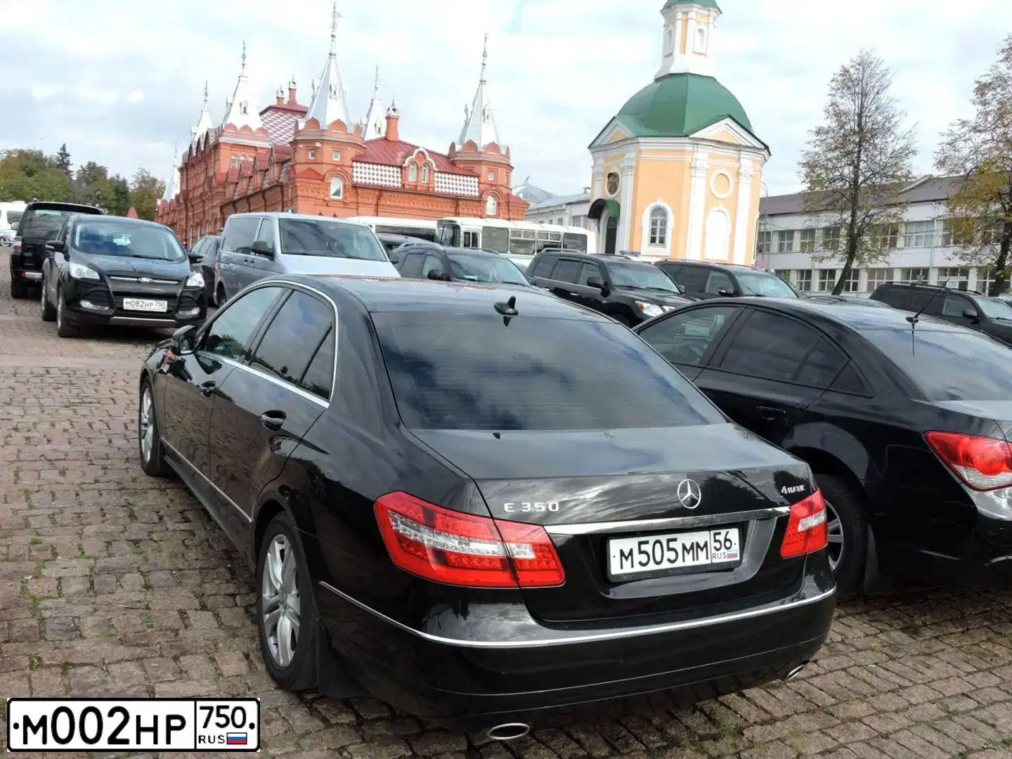 Фото автомобиля CHEVROLET CAPTIVA, 2014 — госномер М002НР750. Цвет: Серый