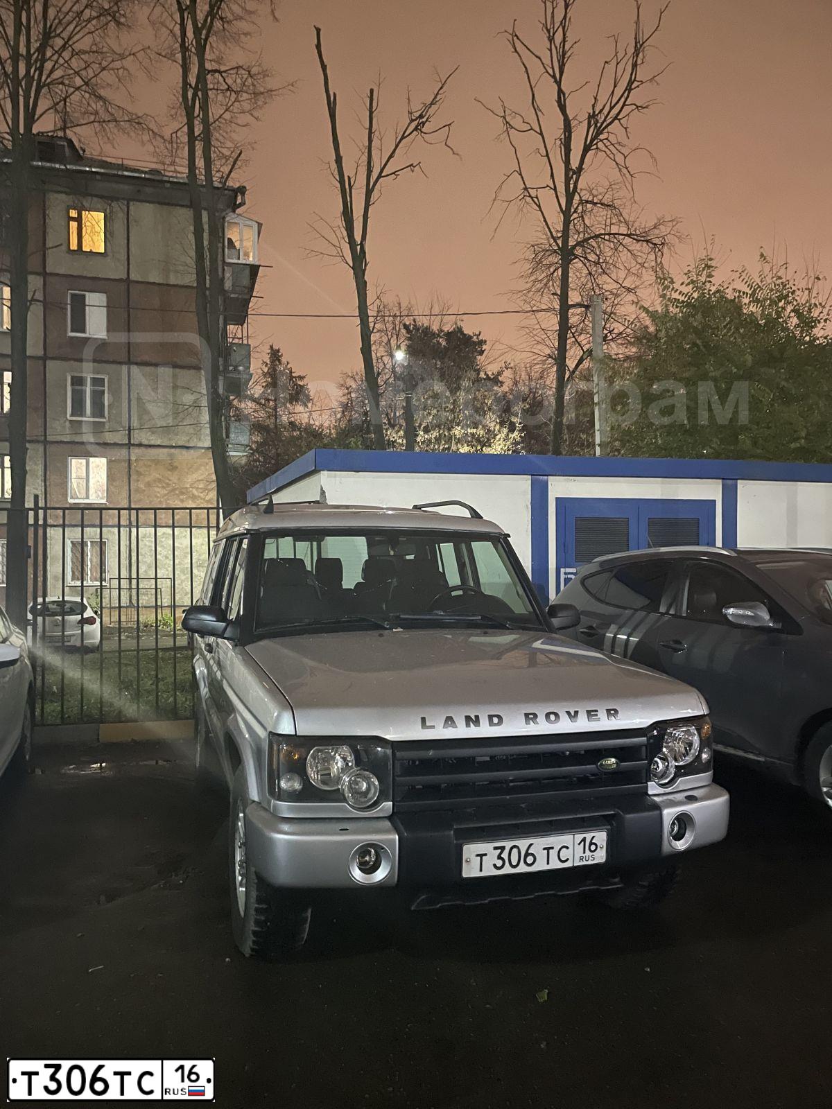 Фото автомобиля LANDROVER DISCOVERY, 2004 — госномер О942РХ716. Цвет: Серебристый