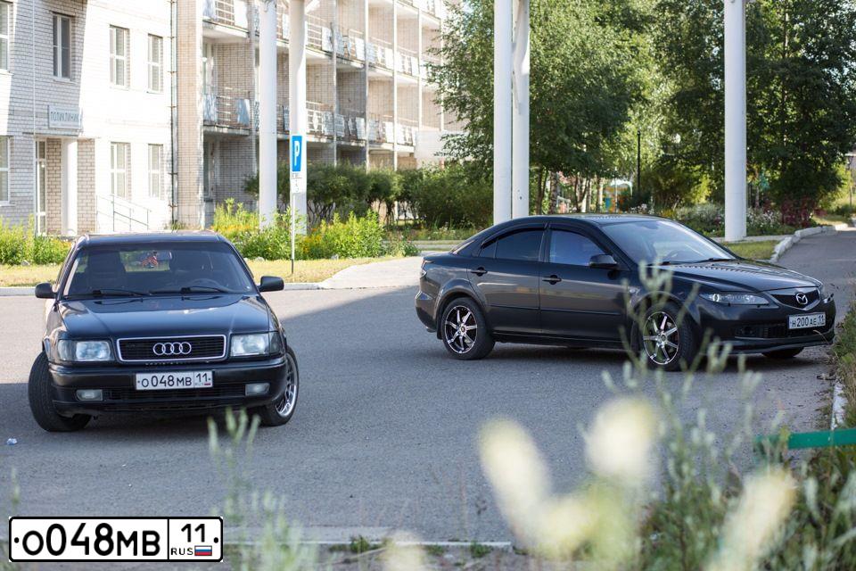 Фото автомобиля AUDI 100, 1994 — госномер О048МВ11. Цвет: Темно-синий