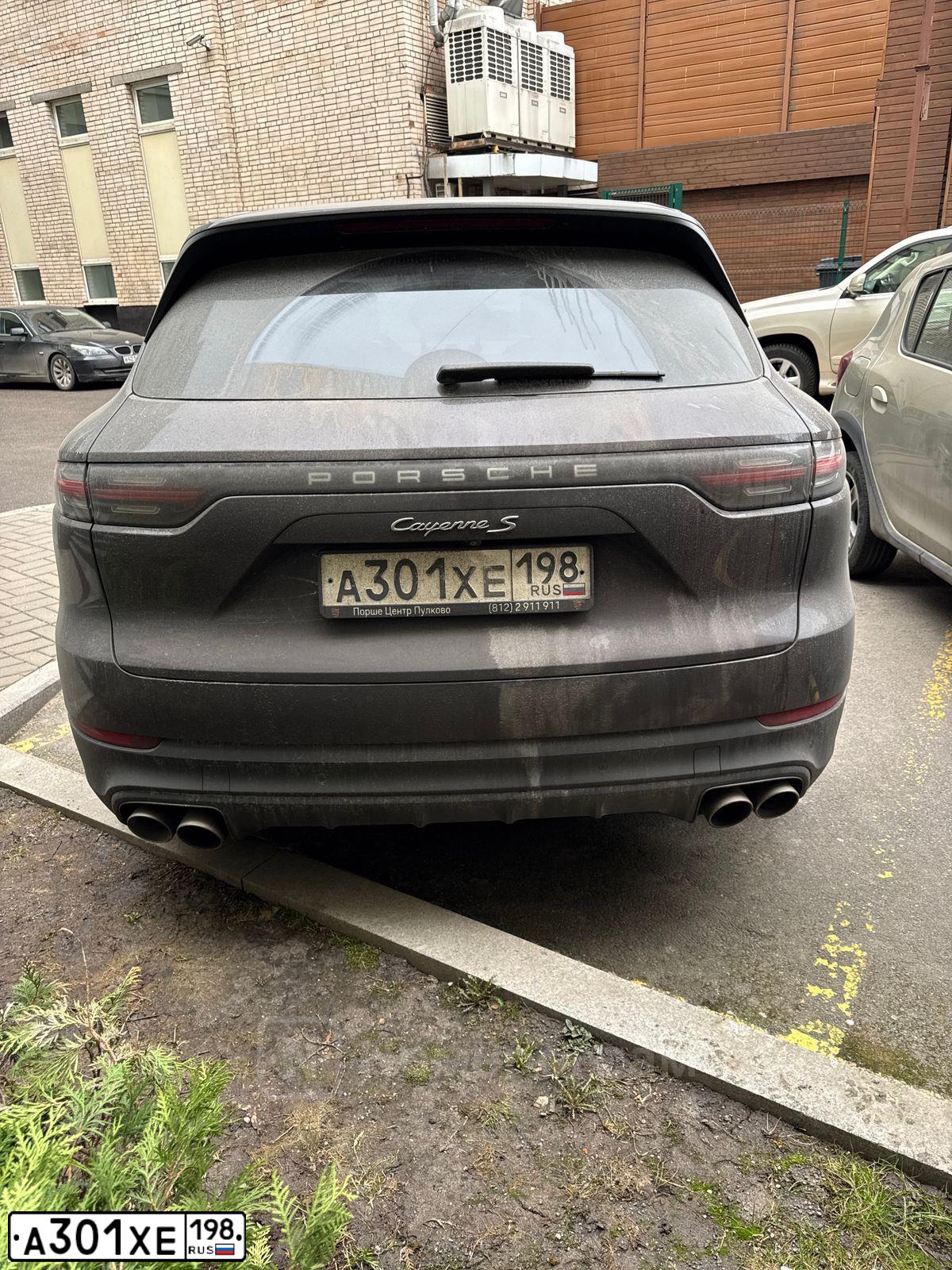 Фото автомобиля PORSCHE CAYENNE, 2014 — госномер У353НА98. Цвет: Коричневый