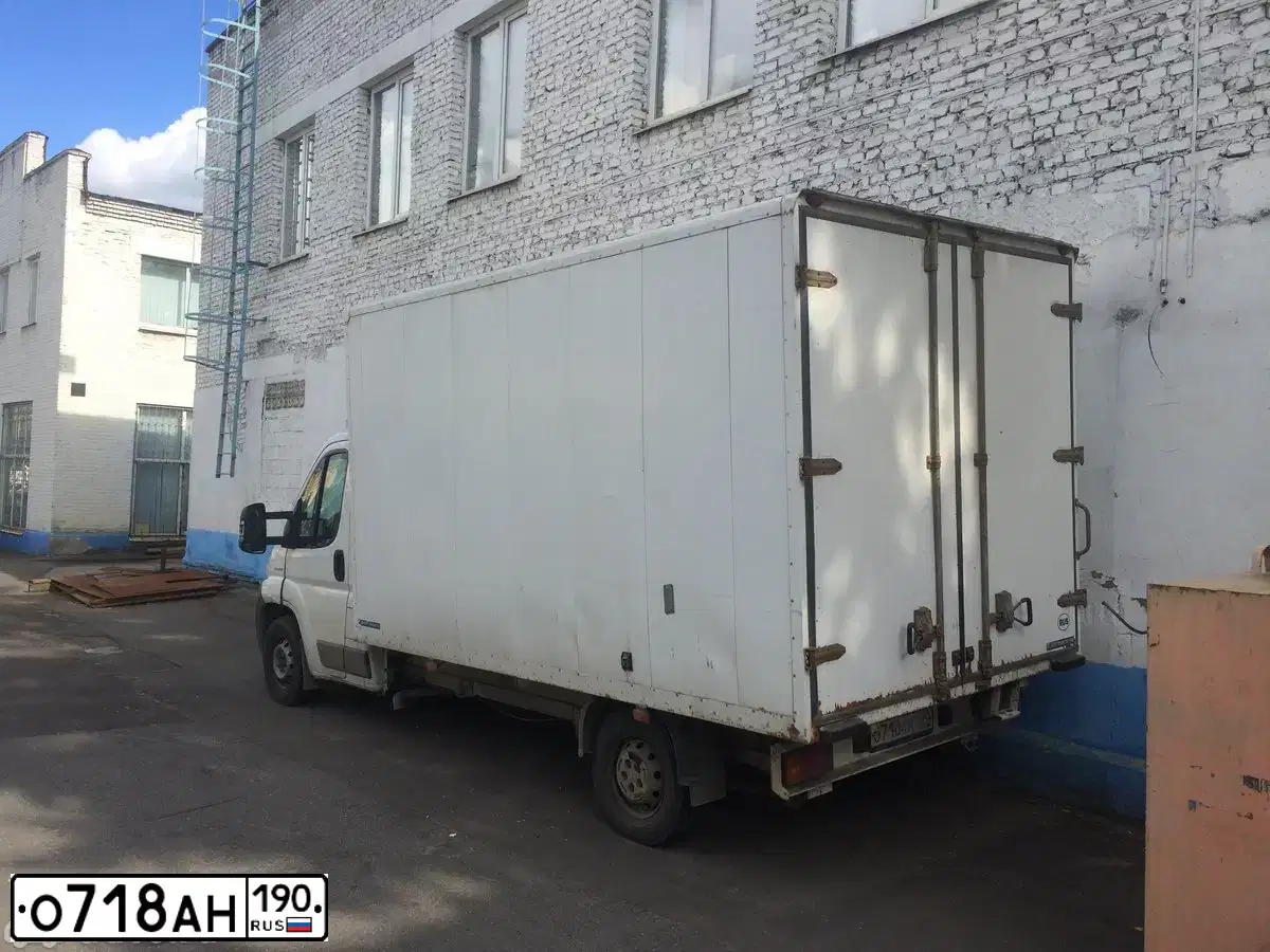 Фото автомобиля PEUGEOT BOXER, 2009 — госномер О583ОС154. Цвет: Белый