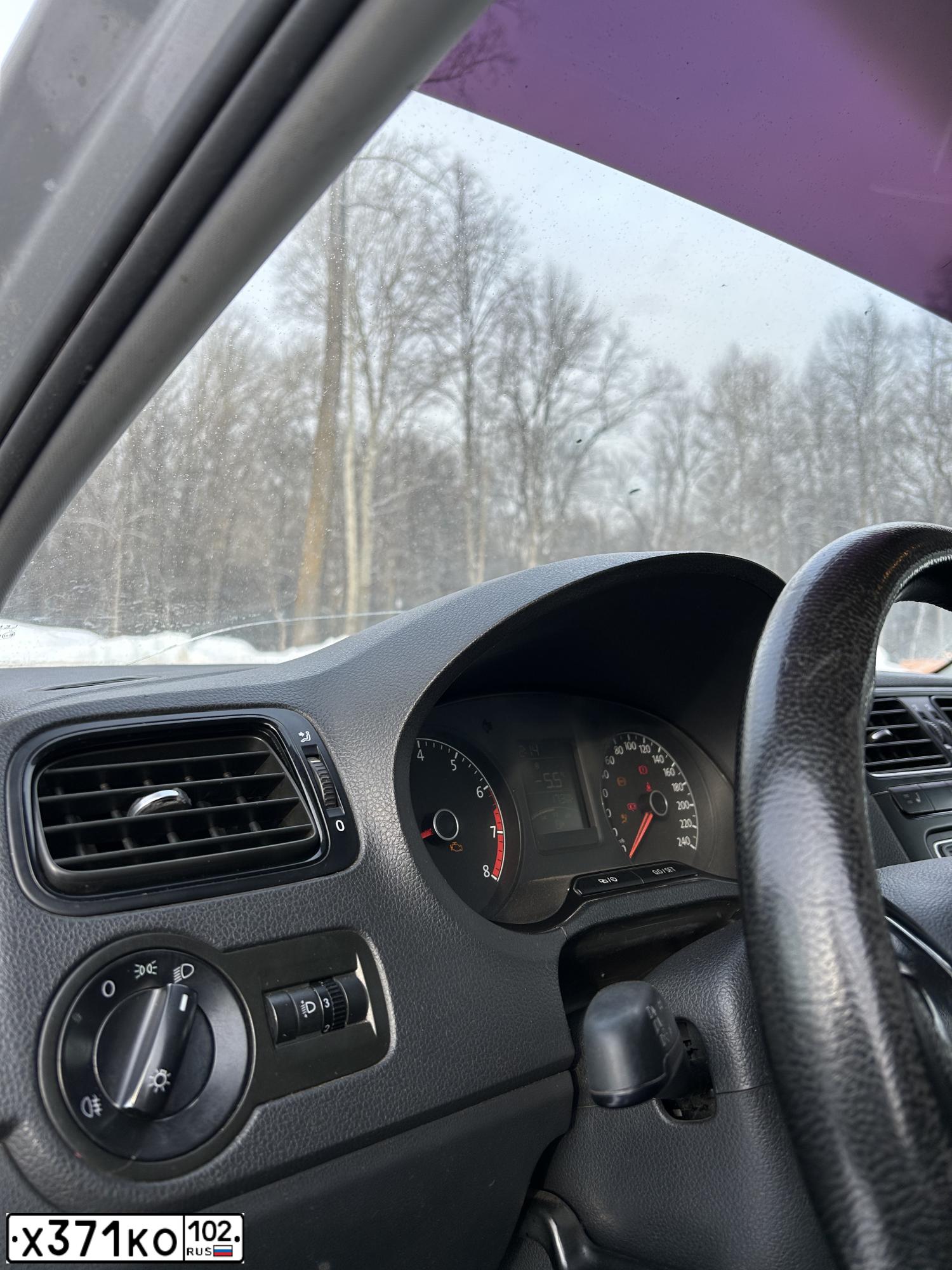 Фото автомобиля VOLKSWAGEN POLO, 2018 — госномер Х371КО102. Цвет: Серебристый
