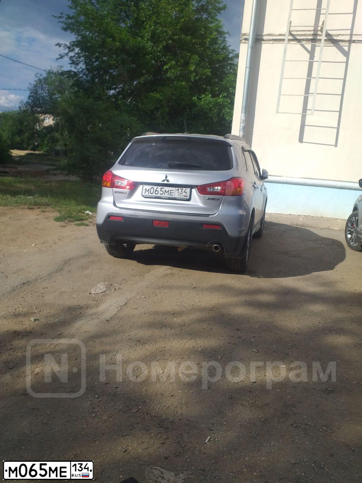 Фото автомобиля MITSUBISHI ASX, 2011 — госномер М065МЕ134. Цвет: Серебристый