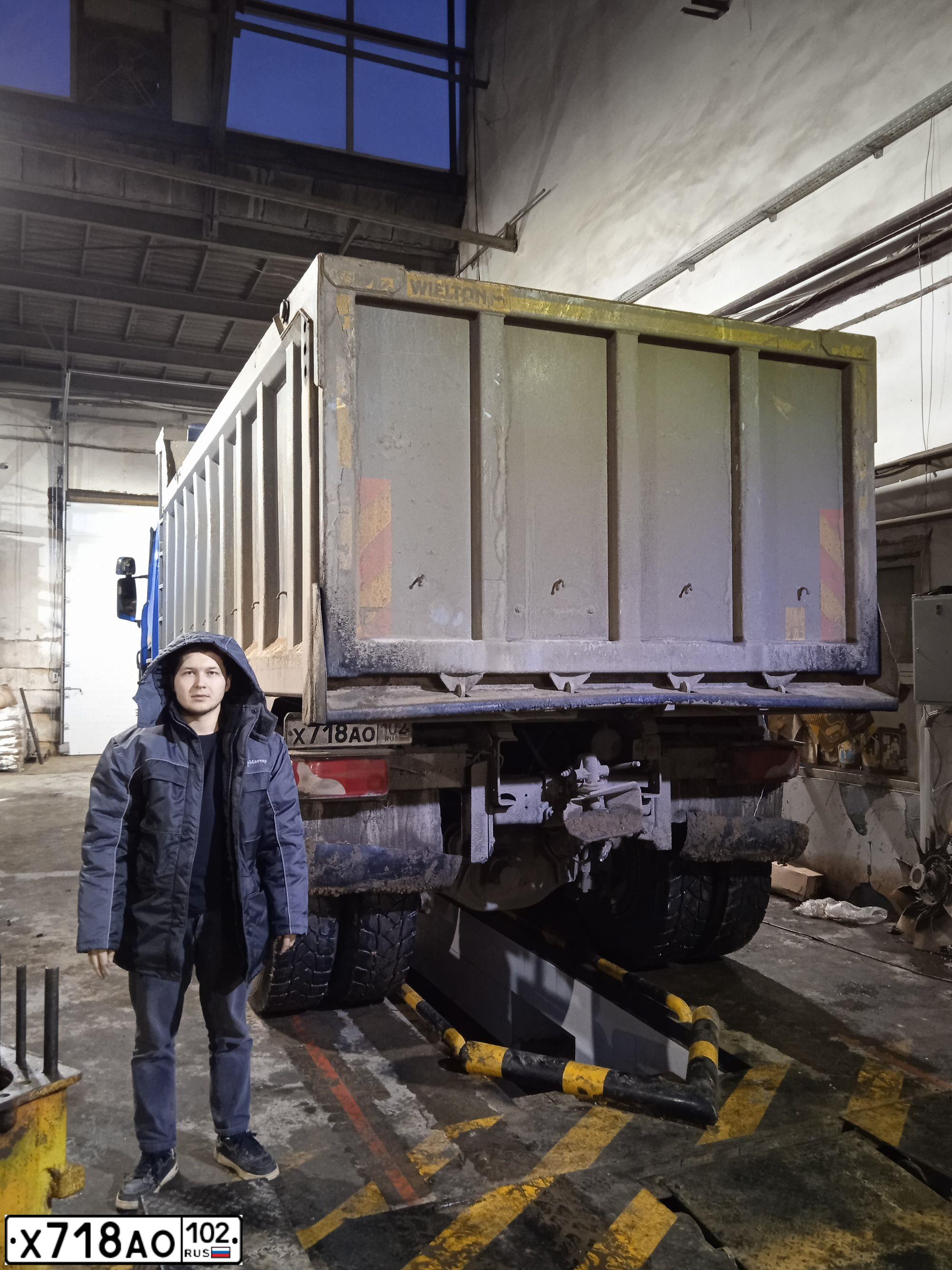 Фото автомобиля SCANIA SERIE P /6X4/, 2017 — госномер Х718АО102. Цвет: синий