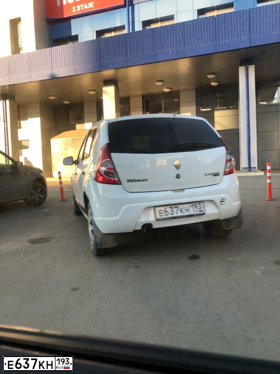 Фото автомобиля RENAULT SANDERO, 2013 — госномер Е637КН193. Цвет: Белый