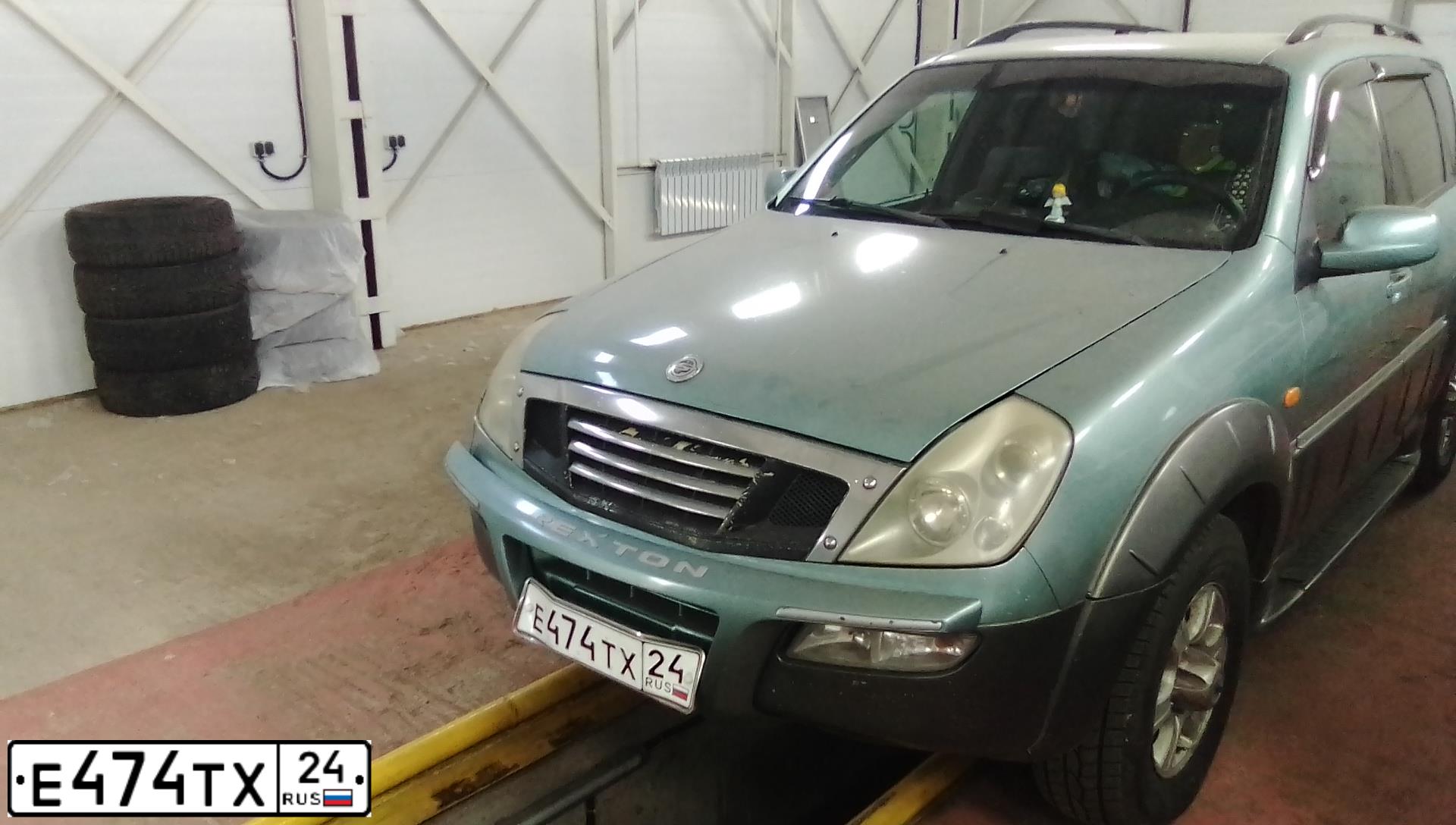 Фото автомобиля SSANGYONG REXTON, 2001 — госномер Е474ТХ24. Цвет: СЕРЫЙ-ТЕМНО-СЕРЫЙ