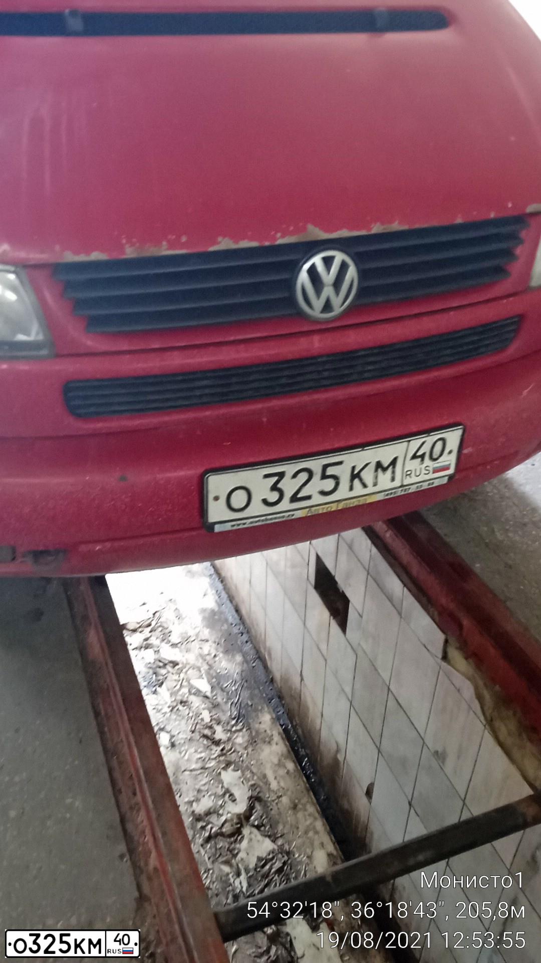 Фото автомобиля VOLKSWAGEN CARAVELLE, 1998 — госномер Е858ХН99. Цвет: КРАСНЫЙ
