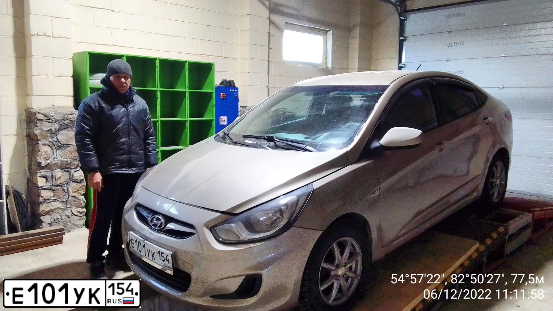 Фото автомобиля HYUNDAI SOLARIS, 2011 — госномер У786ВО152. Цвет: БЕЖЕВО-СЕРЫЙ