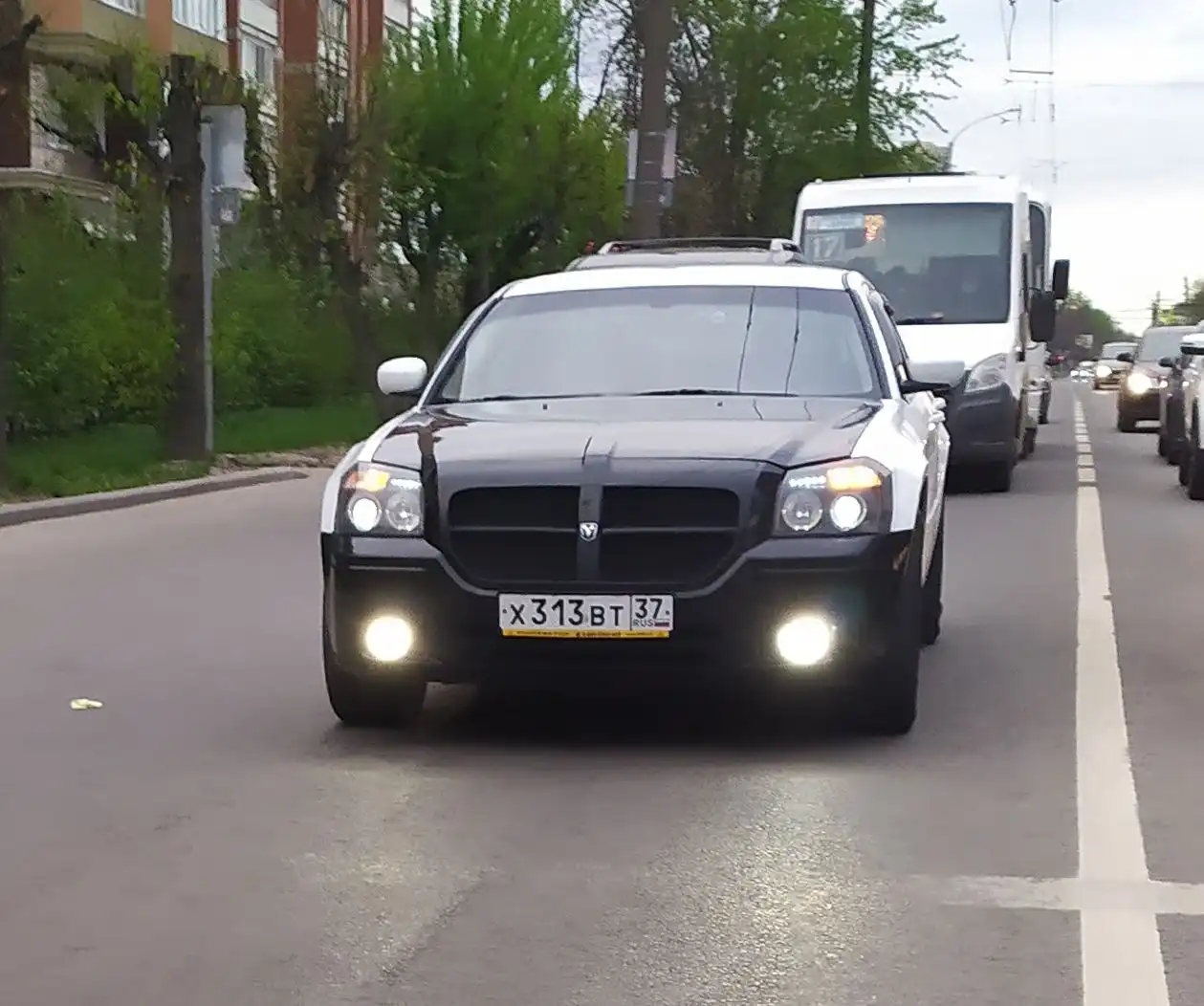 Фото автомобиля DODGE MAGNUM, 2004 — госномер Х734ТХ12. Цвет: БЕЛЫЙ СВЕТЛО-СЕРЫЙ