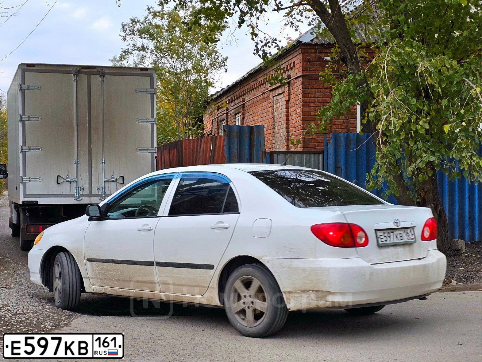 Фото автомобиля TOYOTA COROLLA, 2004 — госномер Е597КВ161. Цвет: БЕЛЫЙ