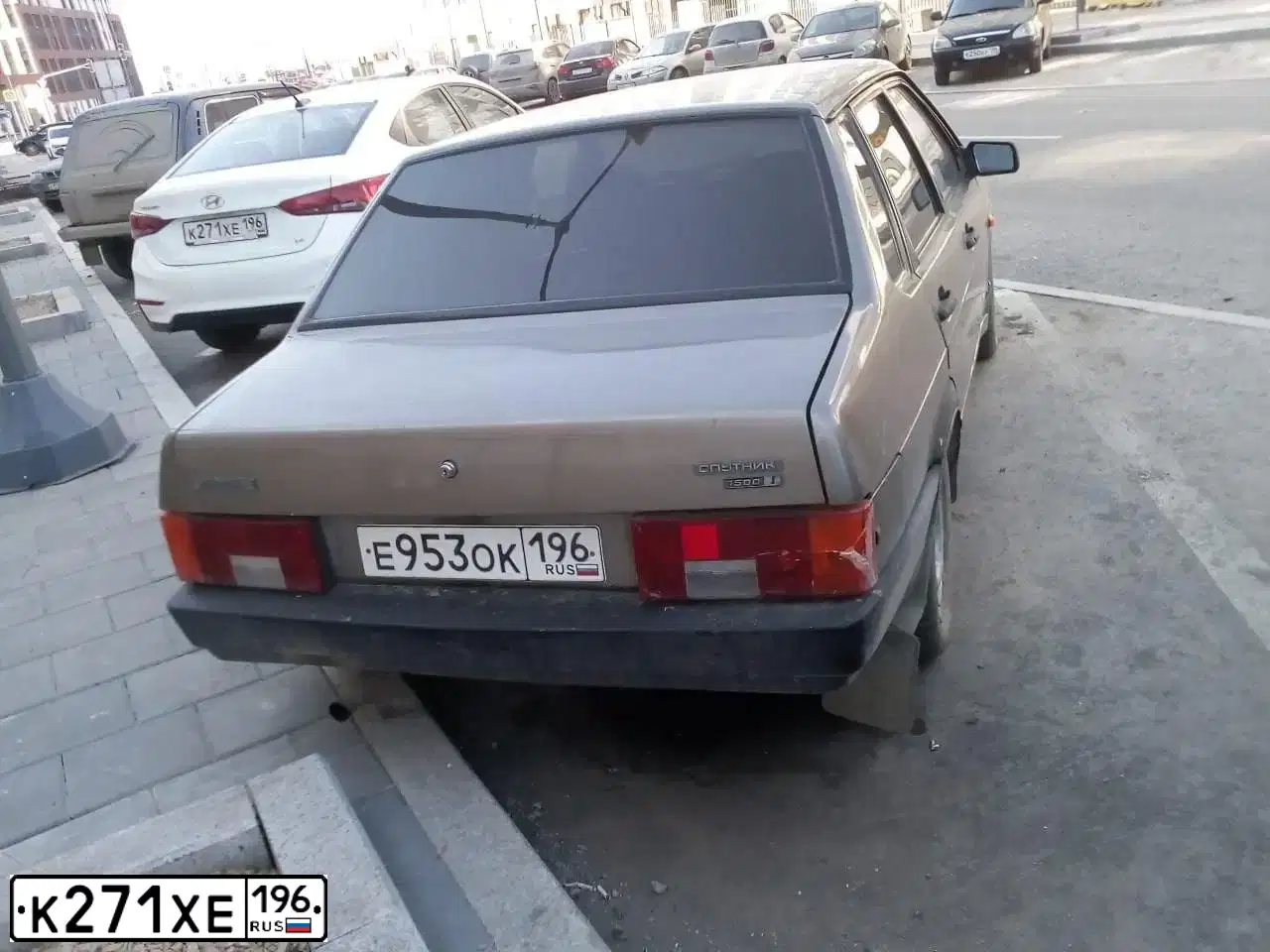 Фото автомобиля HYUNDAI SOLARIS, 2019 — госномер Т694ТМ196. Цвет: Белый