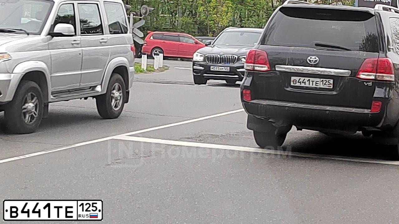 Фото автомобиля TOYOTA LANDCRUISER 200, 2011 — госномер В441ТЕ125. Цвет: ЧЕРНЫЙ