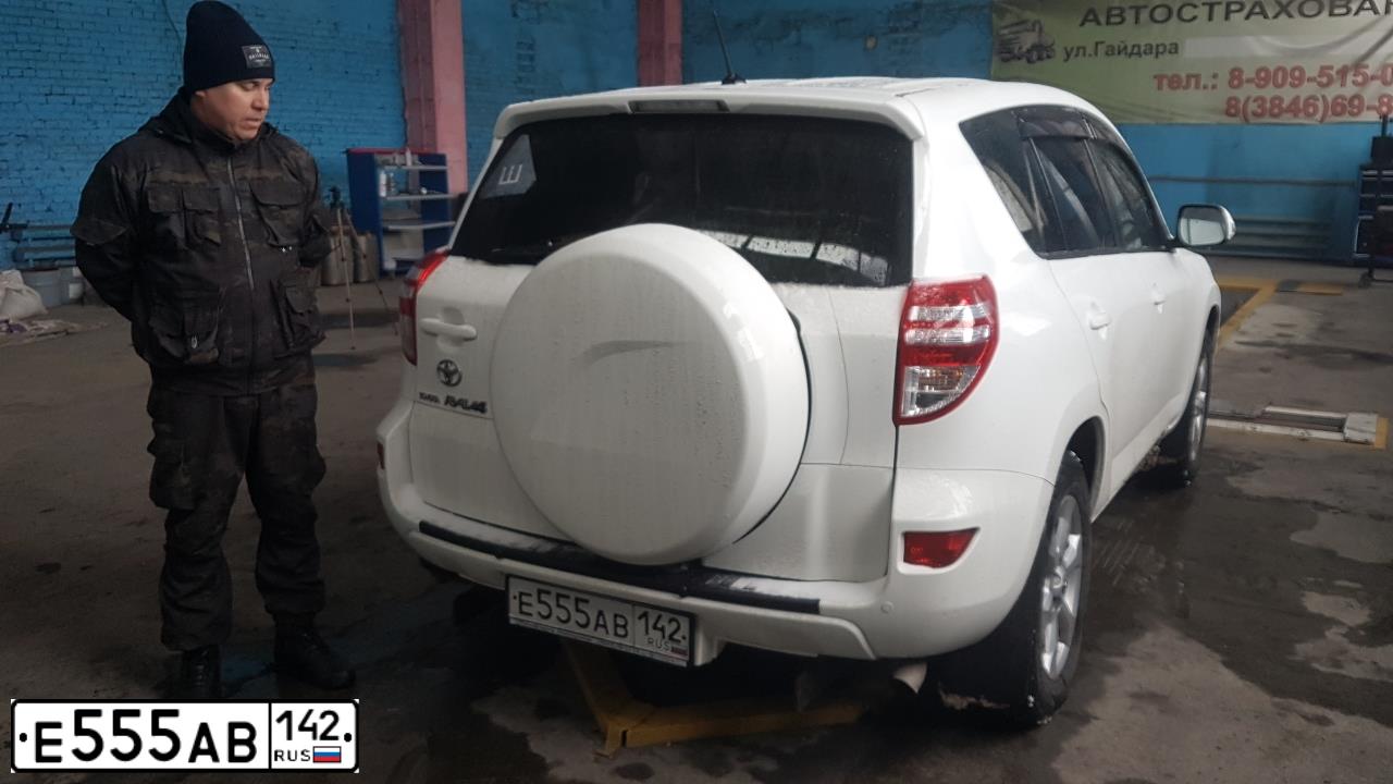 Фото автомобиля TOYOTA RAV4, 2011 — госномер Е555АВ142. Цвет: Белый
